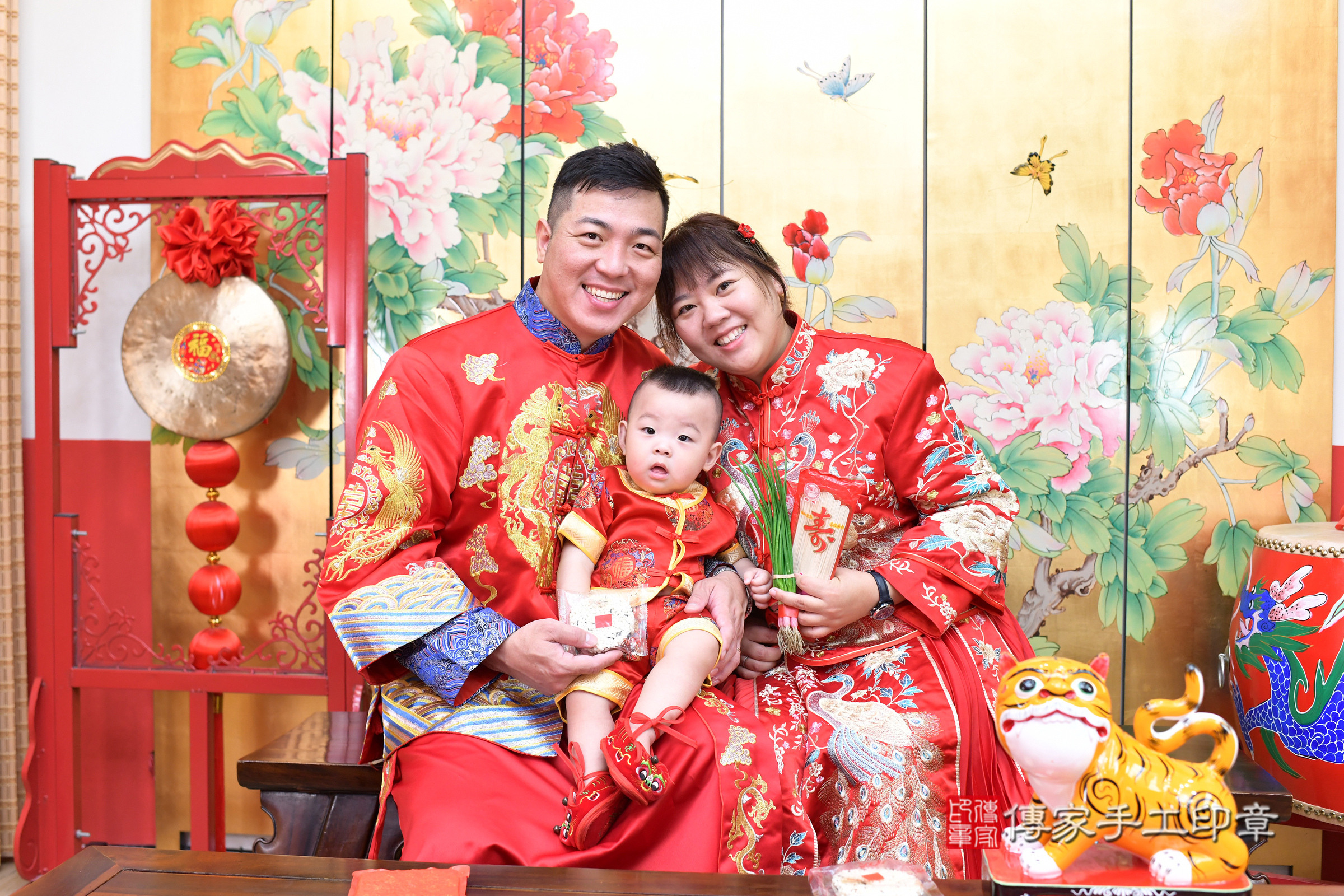 元元寶寶抓周，成人與小孩古裝禮服照。地點：傳家「台北店」古禮會場，照片2