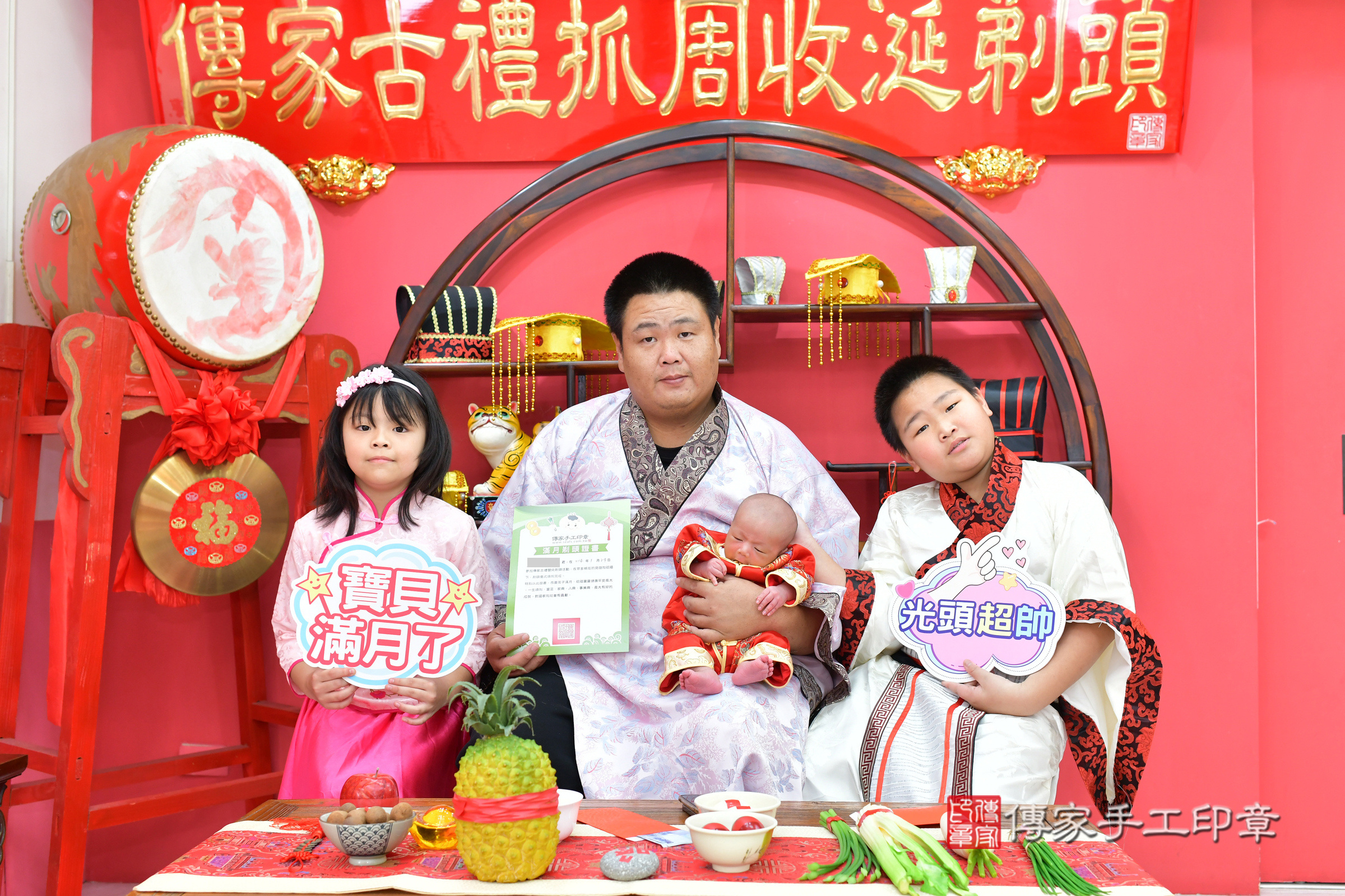 佑佑寶寶剃頭，成人與小孩古裝禮服照。地點：傳家「台中店」古禮會場，照片4