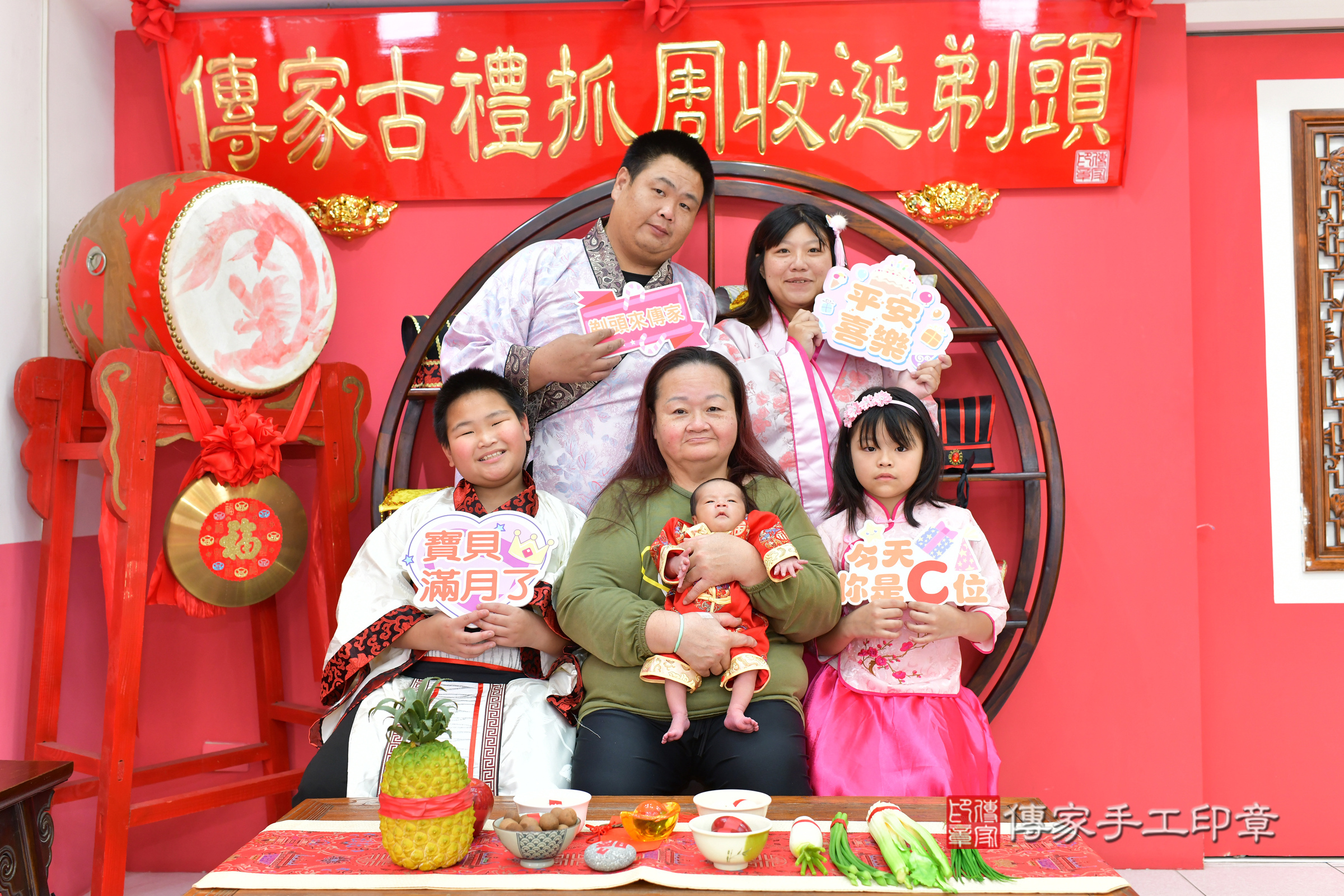 佑佑寶寶剃頭，成人與小孩古裝禮服照。地點：傳家「台中店」古禮會場，照片1