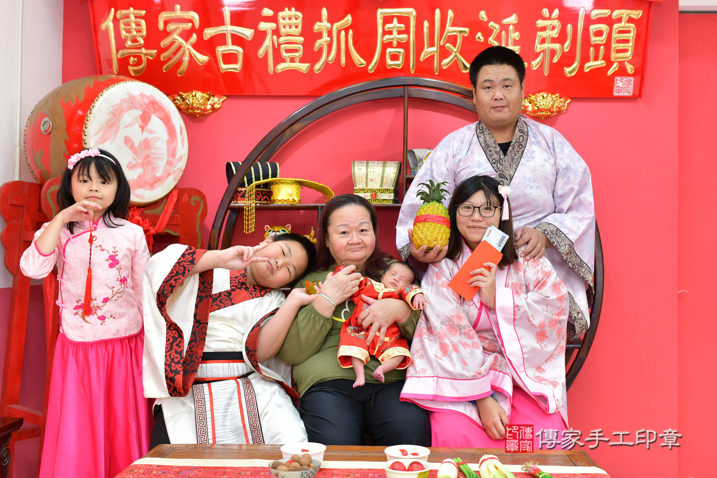 佑佑寶寶剃頭，成人與小孩古裝禮服照。地點：傳家「台中店」古禮會場，照片3