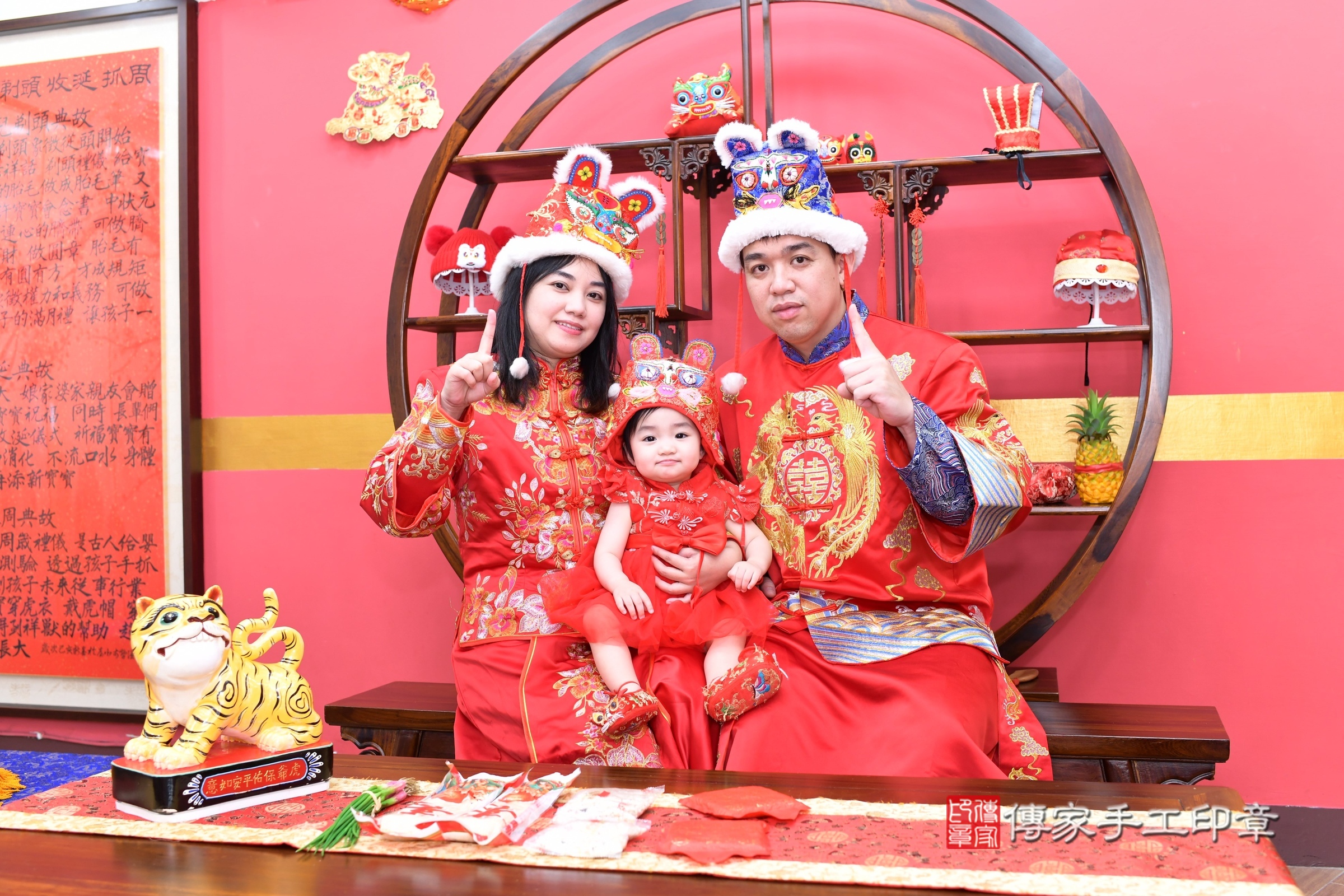 嫚嫚寶寶抓周，成人與小孩古裝禮服照。地點：傳家「新北店」古禮會場，照片3