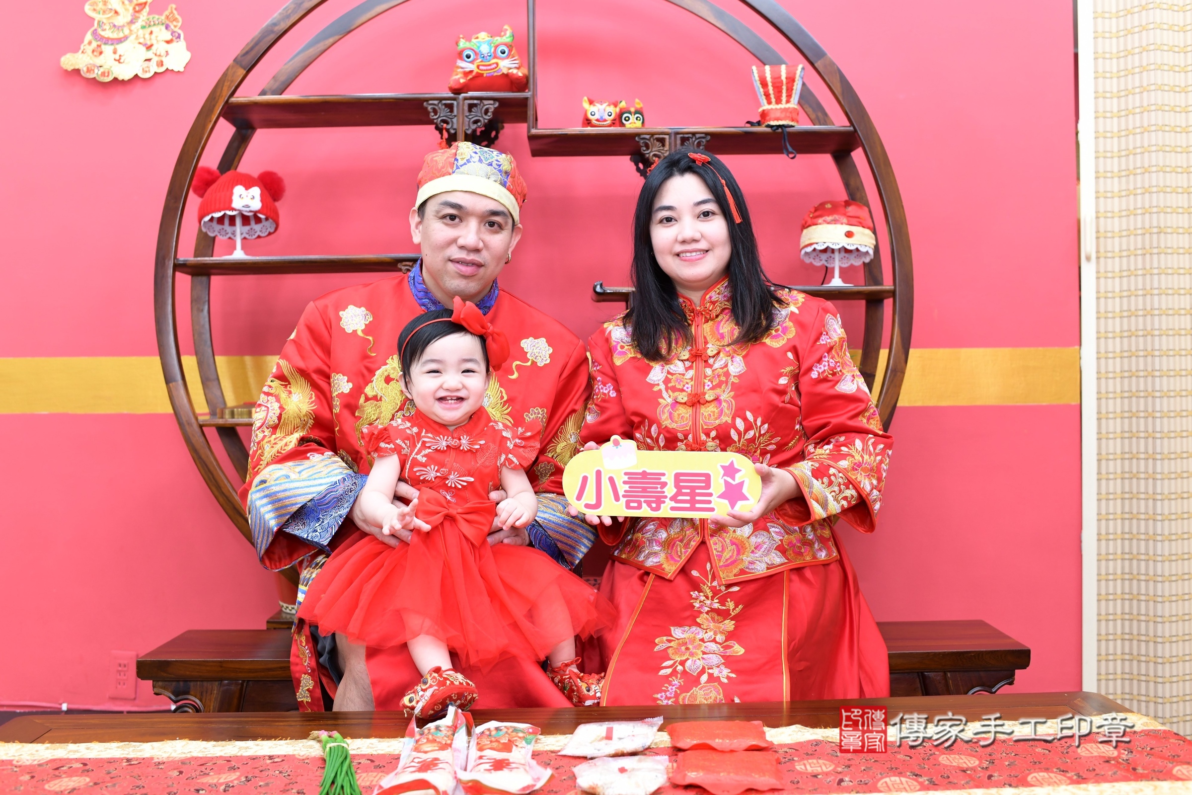 嫚嫚寶寶抓周，成人與小孩古裝禮服照。地點：傳家「新北店」古禮會場，照片2