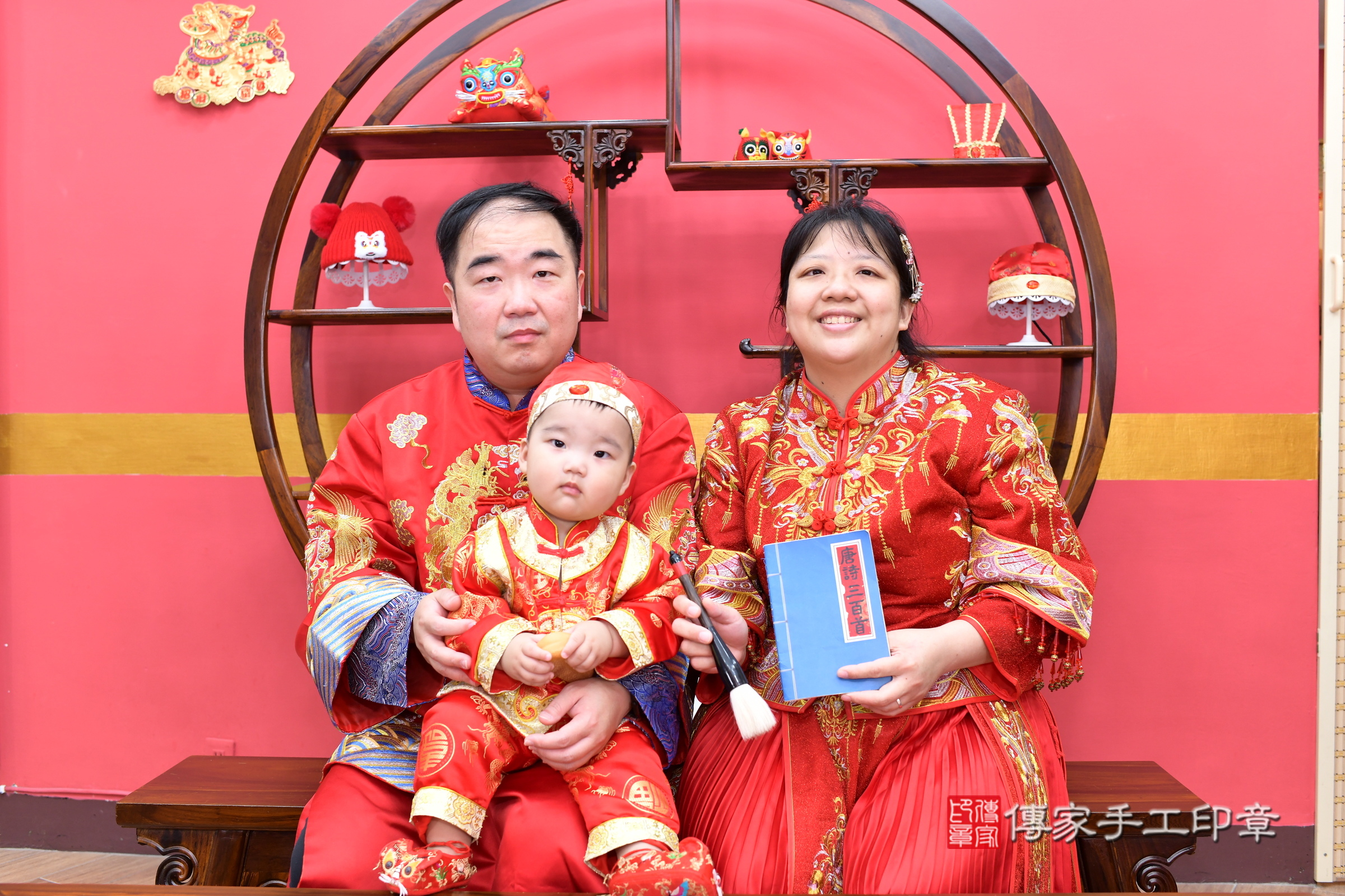 小源寶寶抓周，成人與小孩古裝禮服照。地點：傳家「新北店」古禮會場，照片3