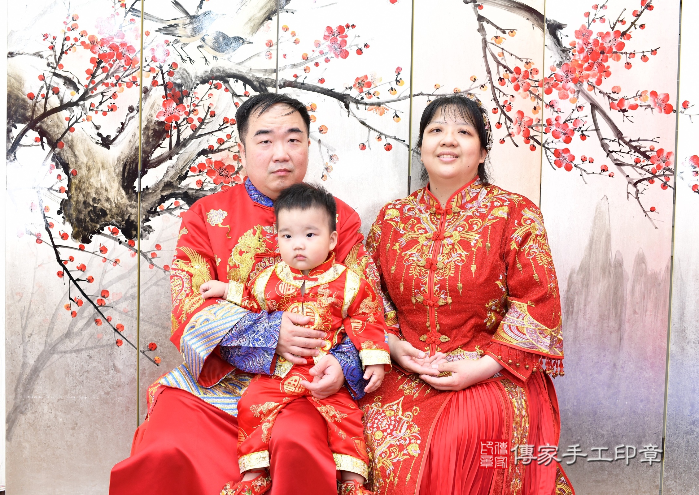 小源寶寶抓周，成人與小孩古裝禮服照。地點：傳家「新北店」古禮會場，照片1