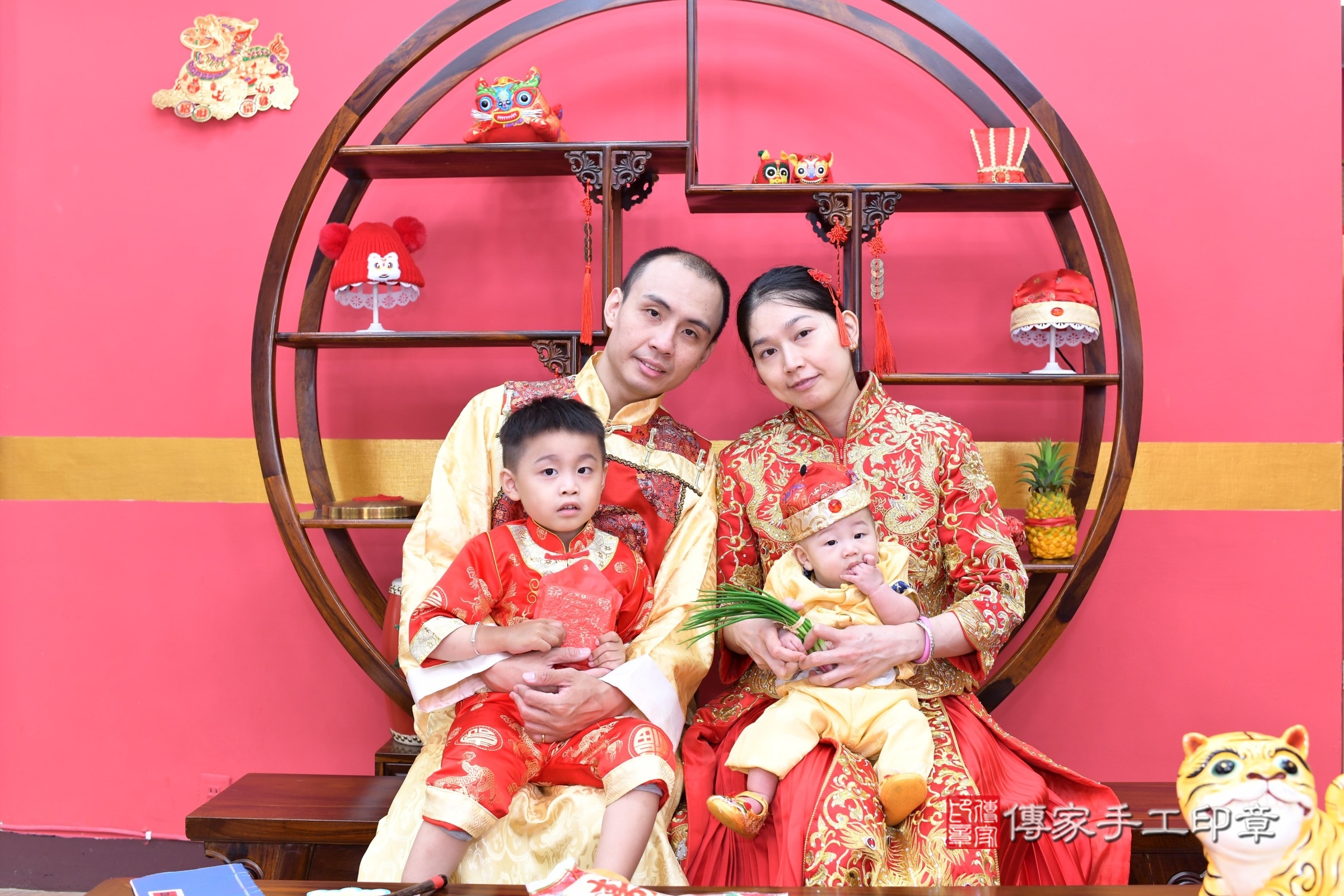 廷廷寶寶收涎，成人與小孩古裝禮服照。地點：傳家「新北店」古禮會場，照片3