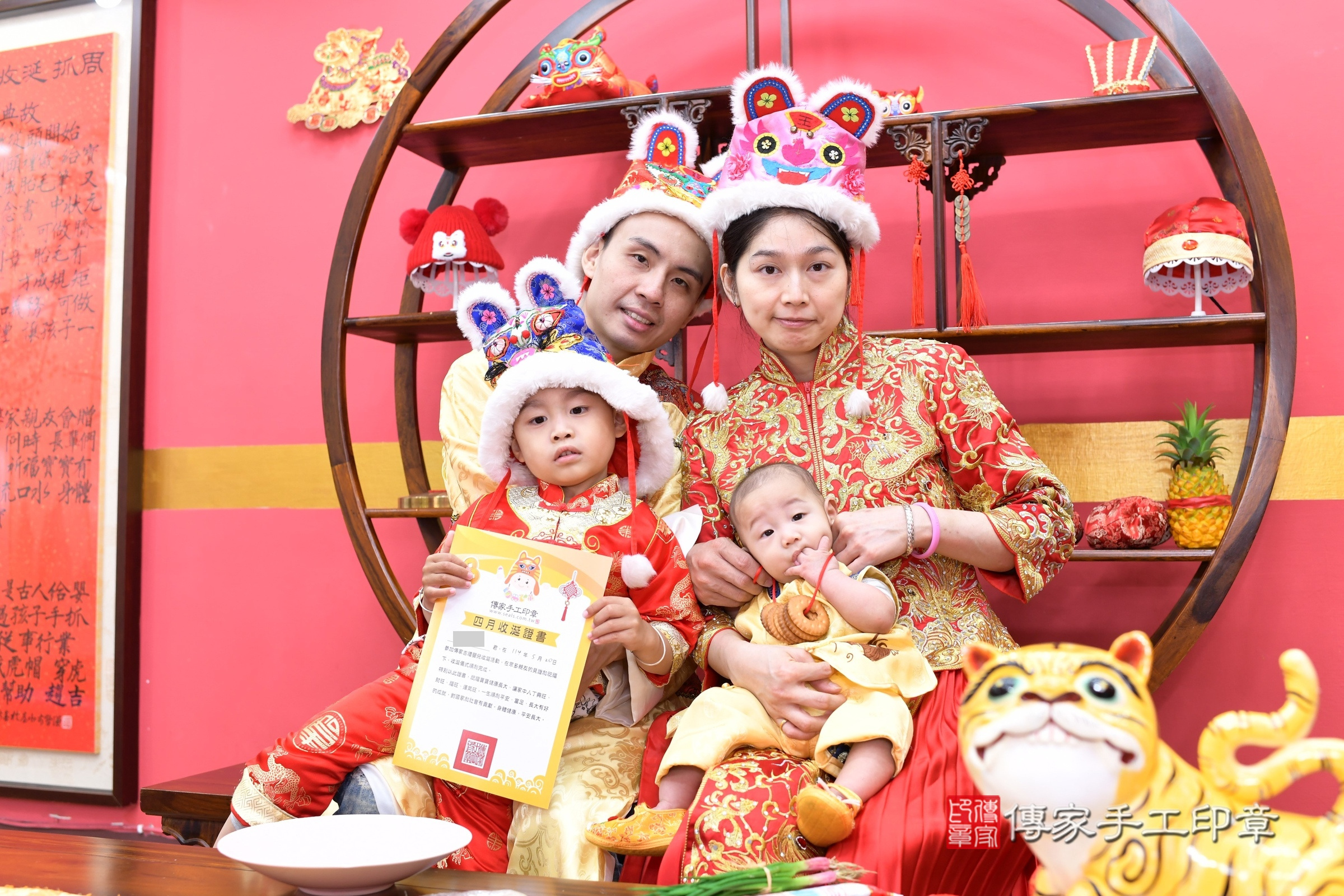 廷廷寶寶收涎，成人與小孩古裝禮服照。地點：傳家「新北店」古禮會場，照片4