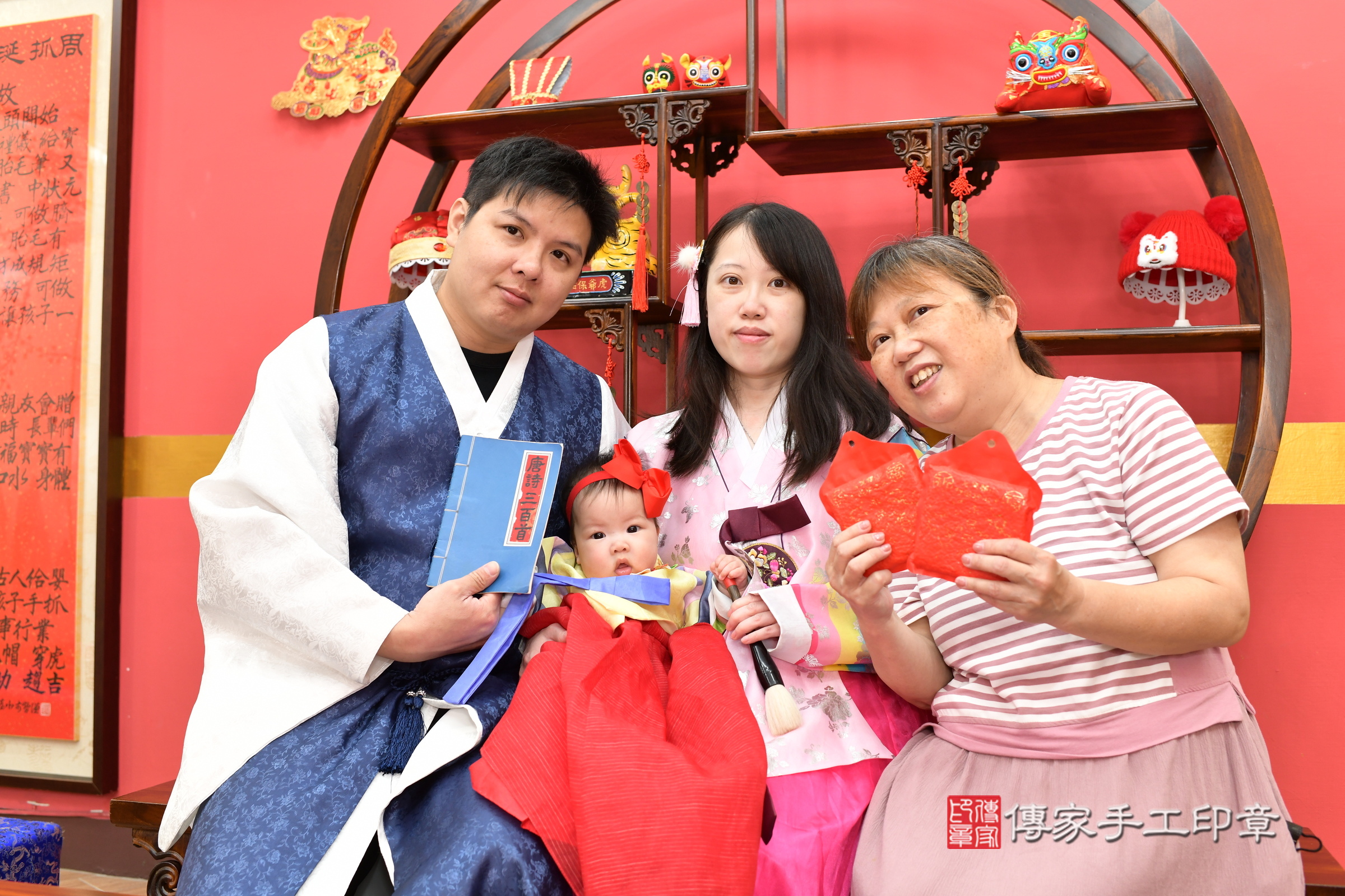 悅悅寶寶收涎，成人與小孩古裝禮服照。地點：傳家「新北店」古禮會場，照片2