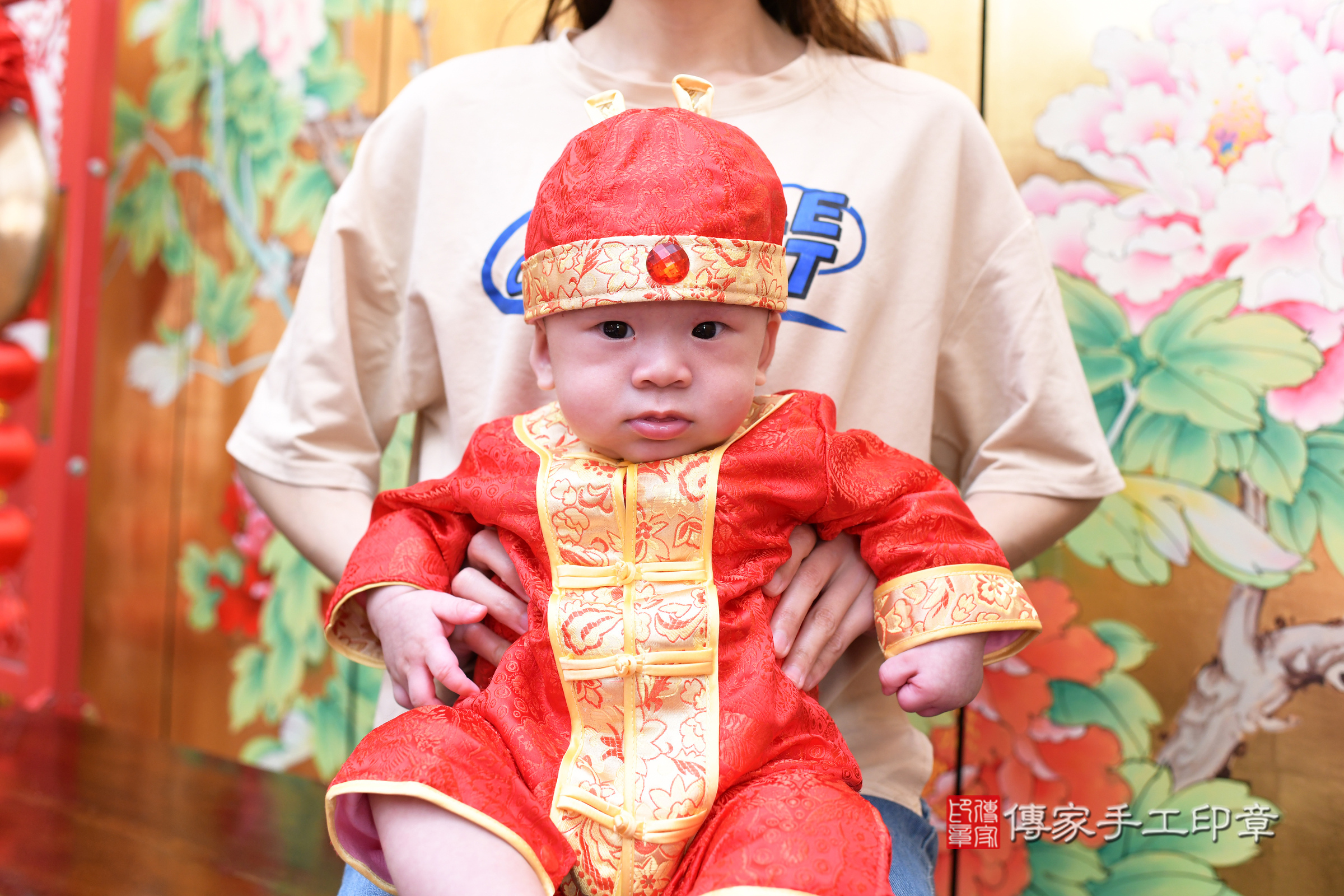 宸宸寶寶收涎，小孩古裝禮服照。地點：傳家「台北店」古禮會場，照片1