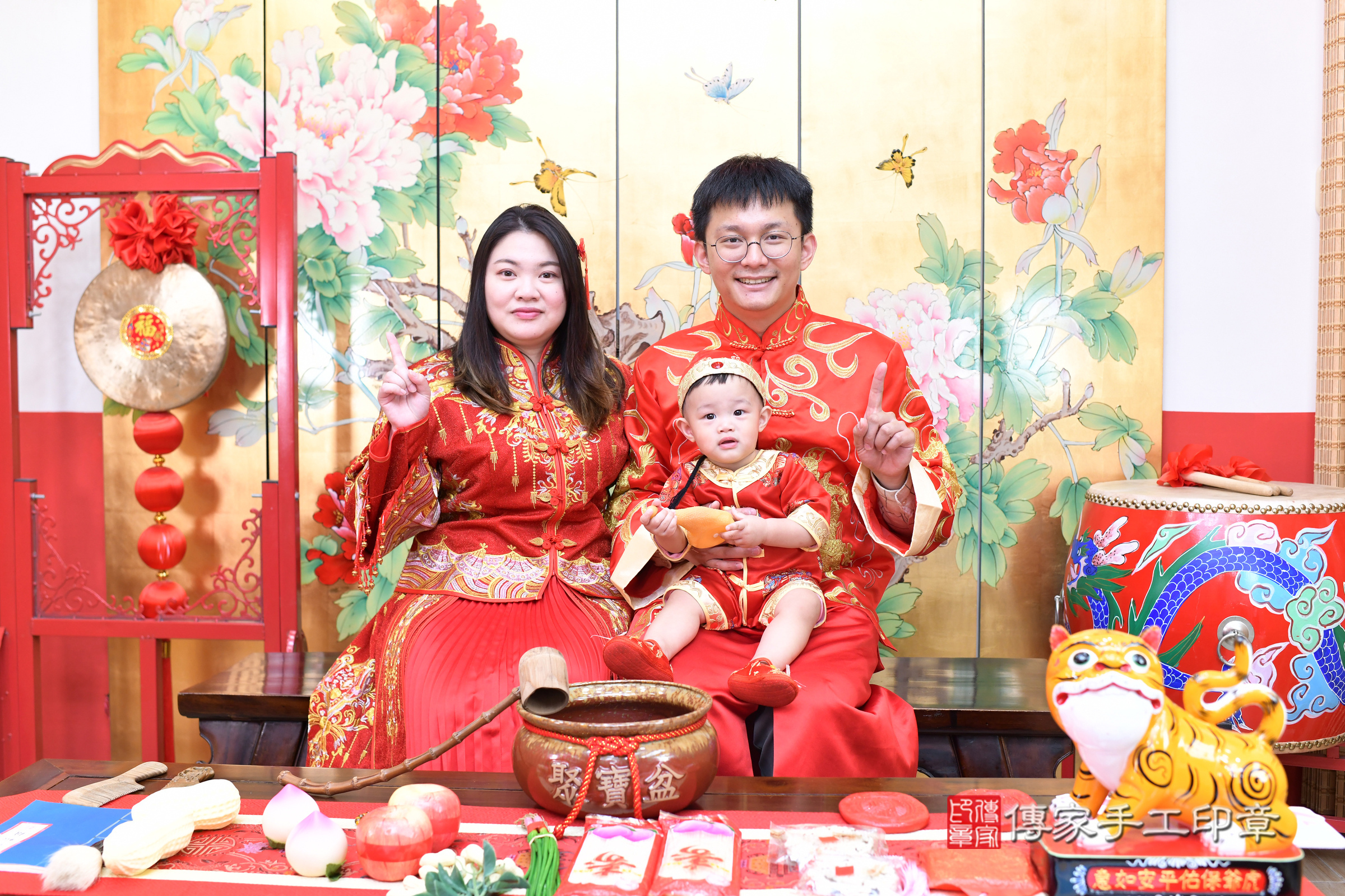 小旭寶寶抓周，成人與小孩古裝禮服照。地點：傳家「台北店」古禮會場，照片1