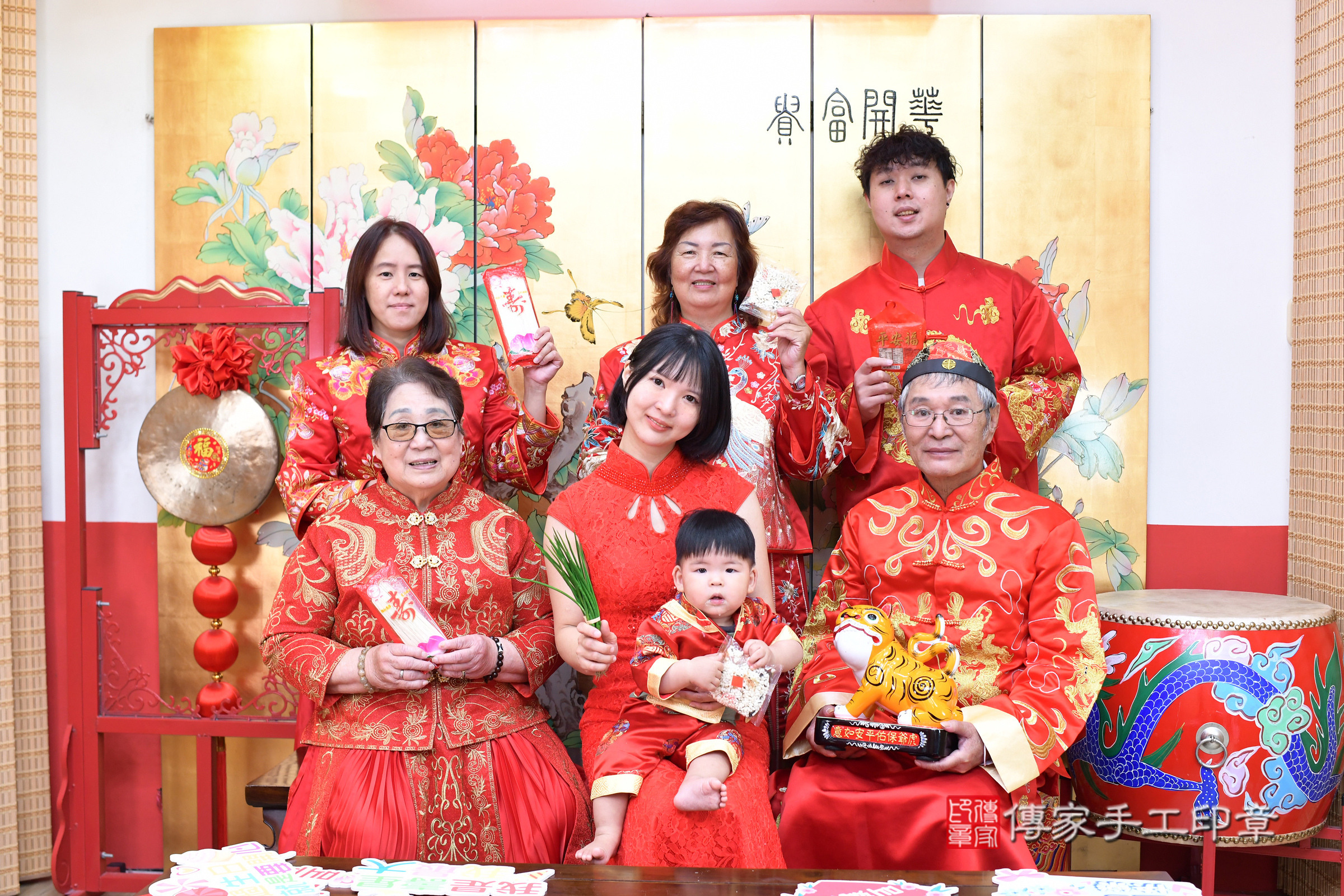 小泊寶寶抓周，成人與小孩古裝禮服照。地點：傳家「台北店」古禮會場，照片2