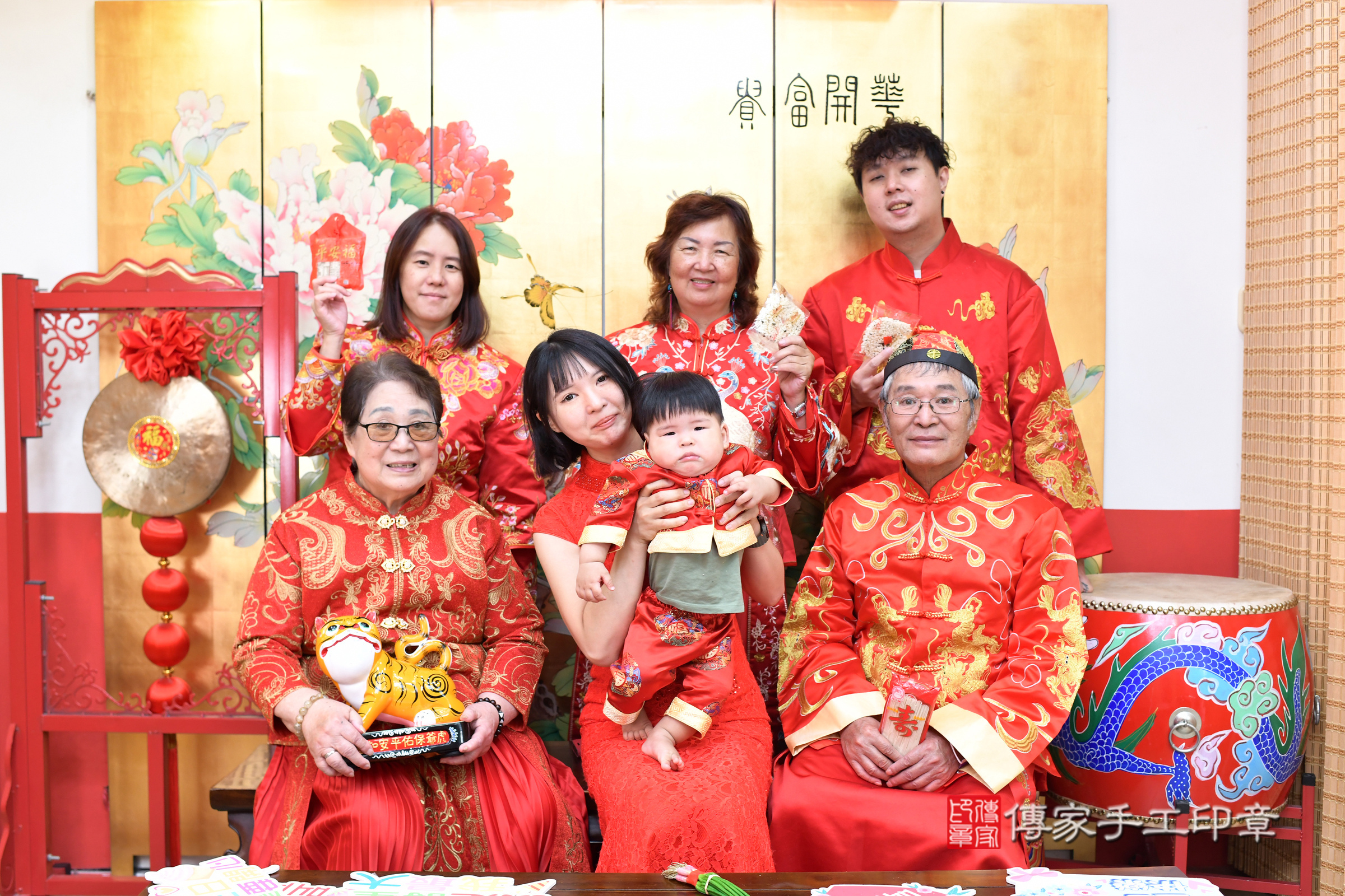 小泊寶寶抓周，成人與小孩古裝禮服照。地點：傳家「台北店」古禮會場，照片1