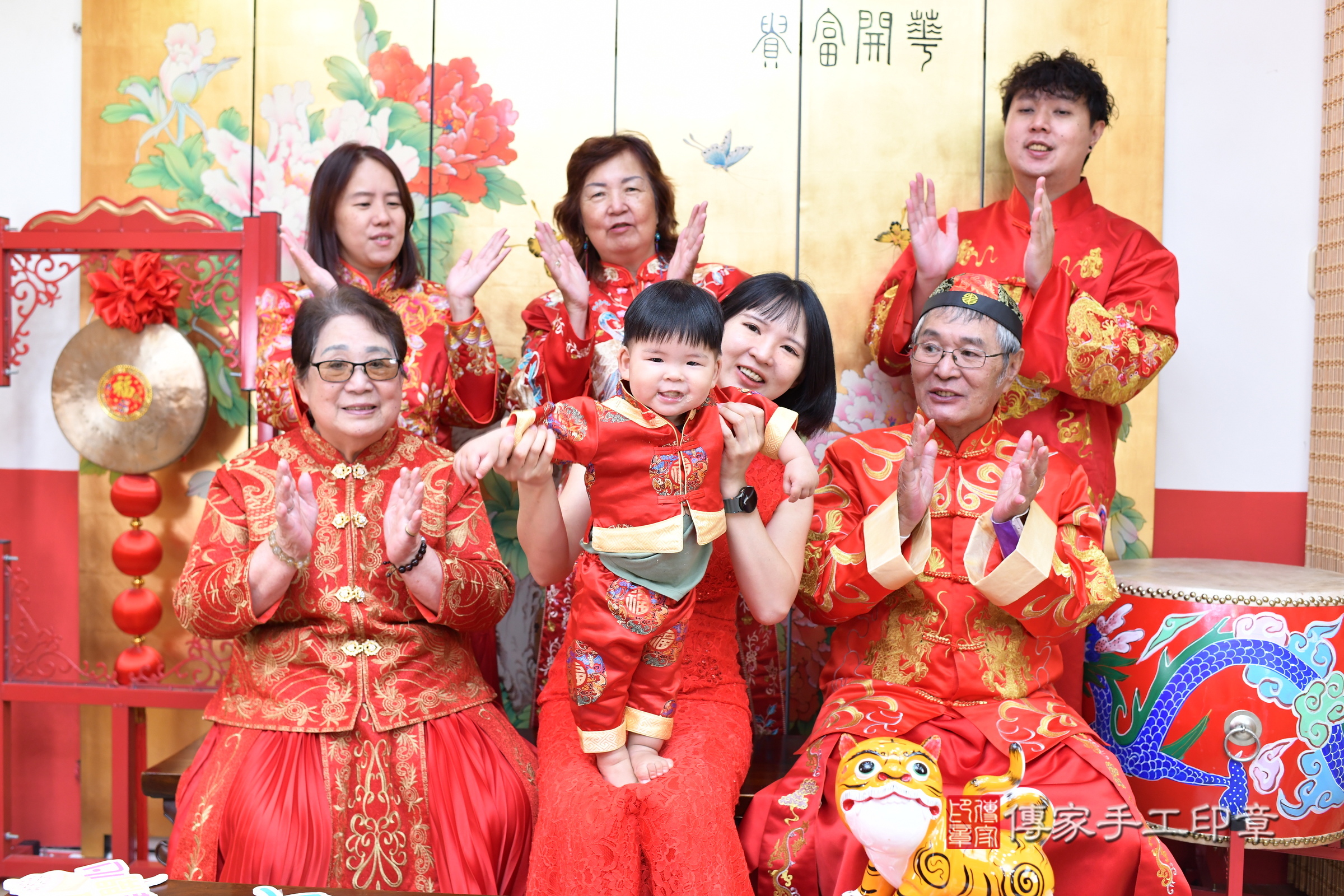 小泊寶寶抓周，成人與小孩古裝禮服照。地點：傳家「台北店」古禮會場，照片3