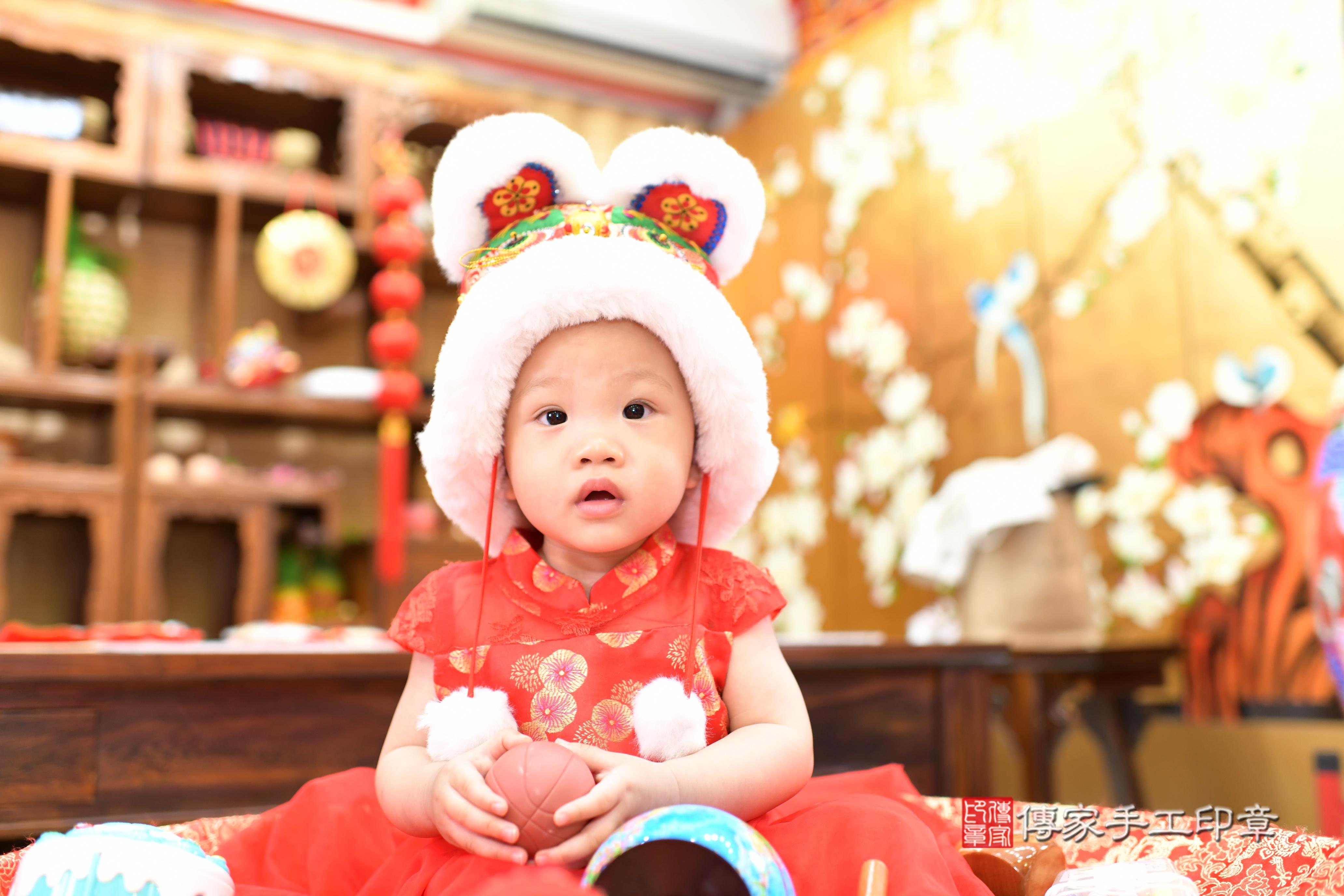 芸芸寶貝收涎，小孩古裝禮服照。地點：傳家「台南店」古禮會場