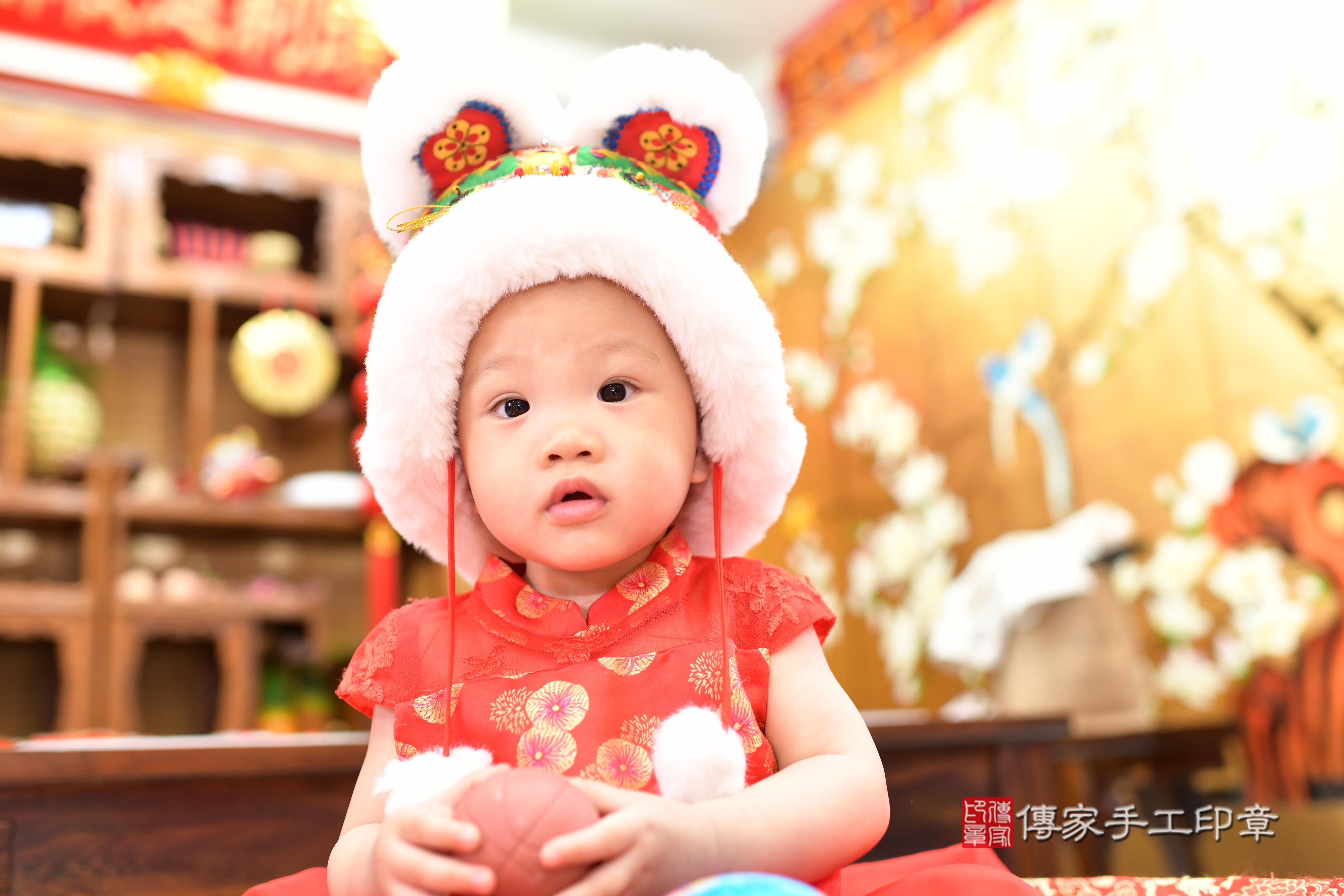 芸芸寶貝收涎，小孩古裝禮服照。地點：傳家「台南店」古禮會場