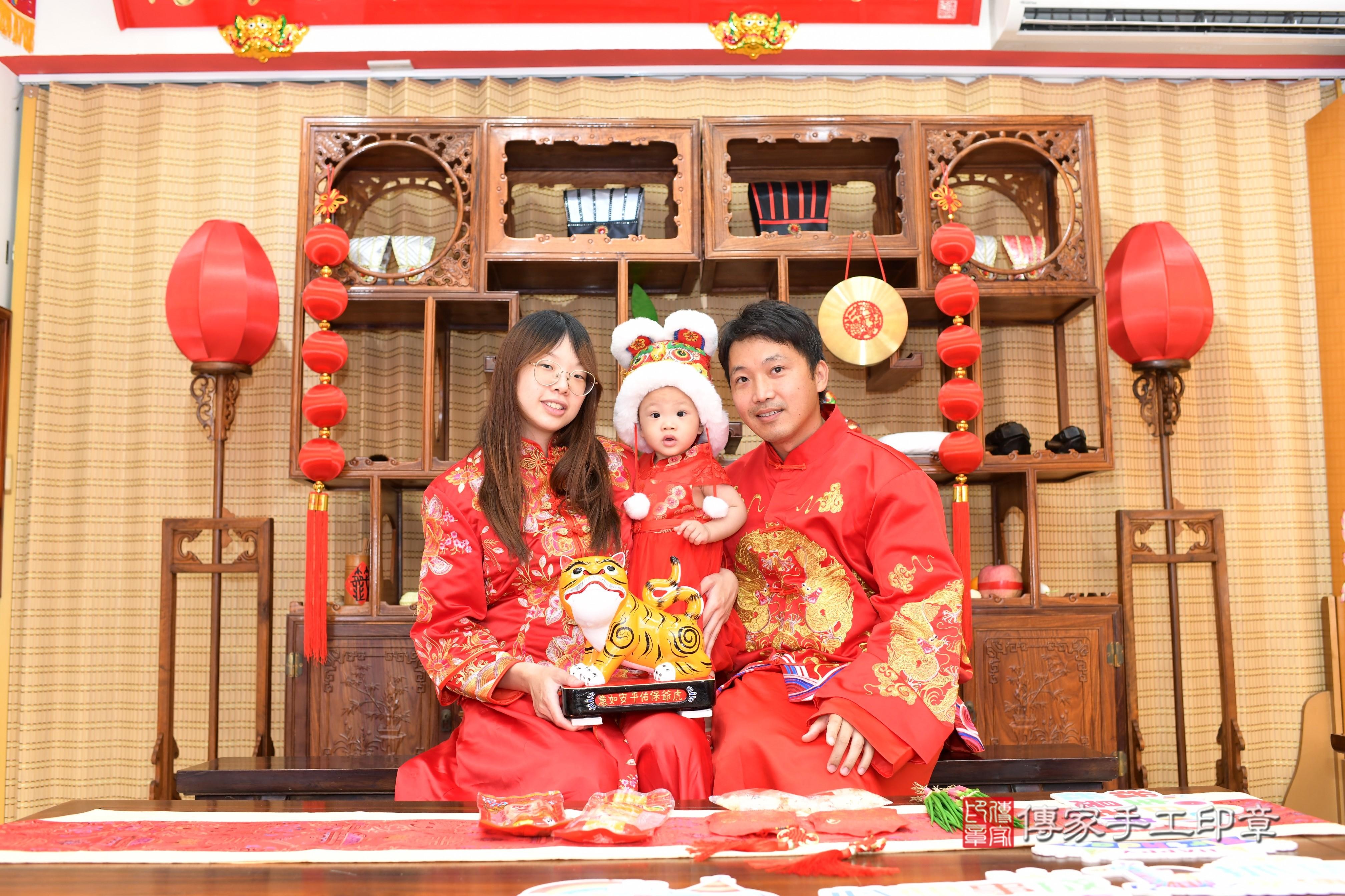 芸芸寶貝抓週，成人與小孩古裝禮服照。地點：傳家「台南店」古禮會場