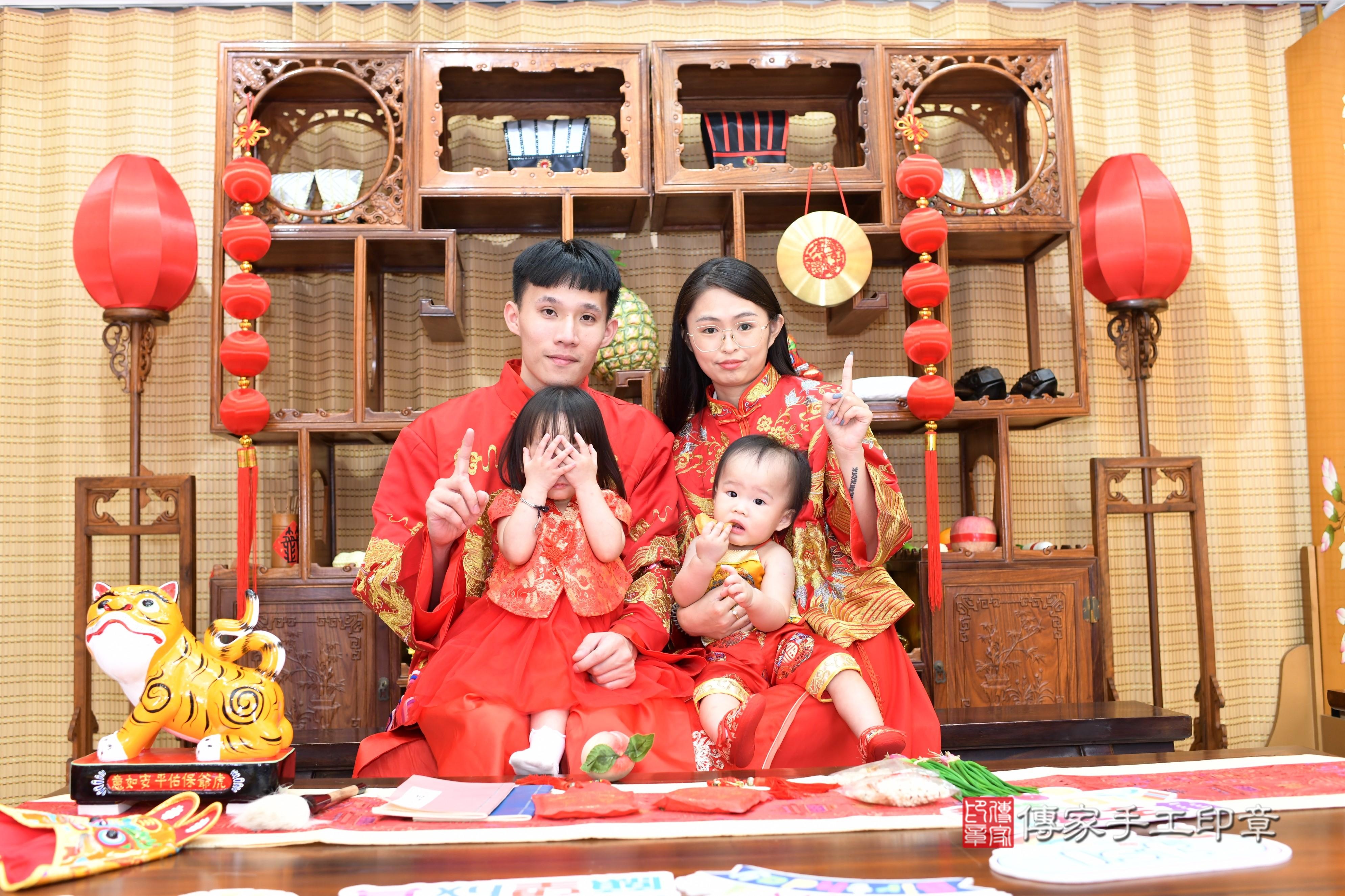 洋洋寶貝抓周，成人與小孩古裝禮服照。地點：傳家「台南店」古禮會場