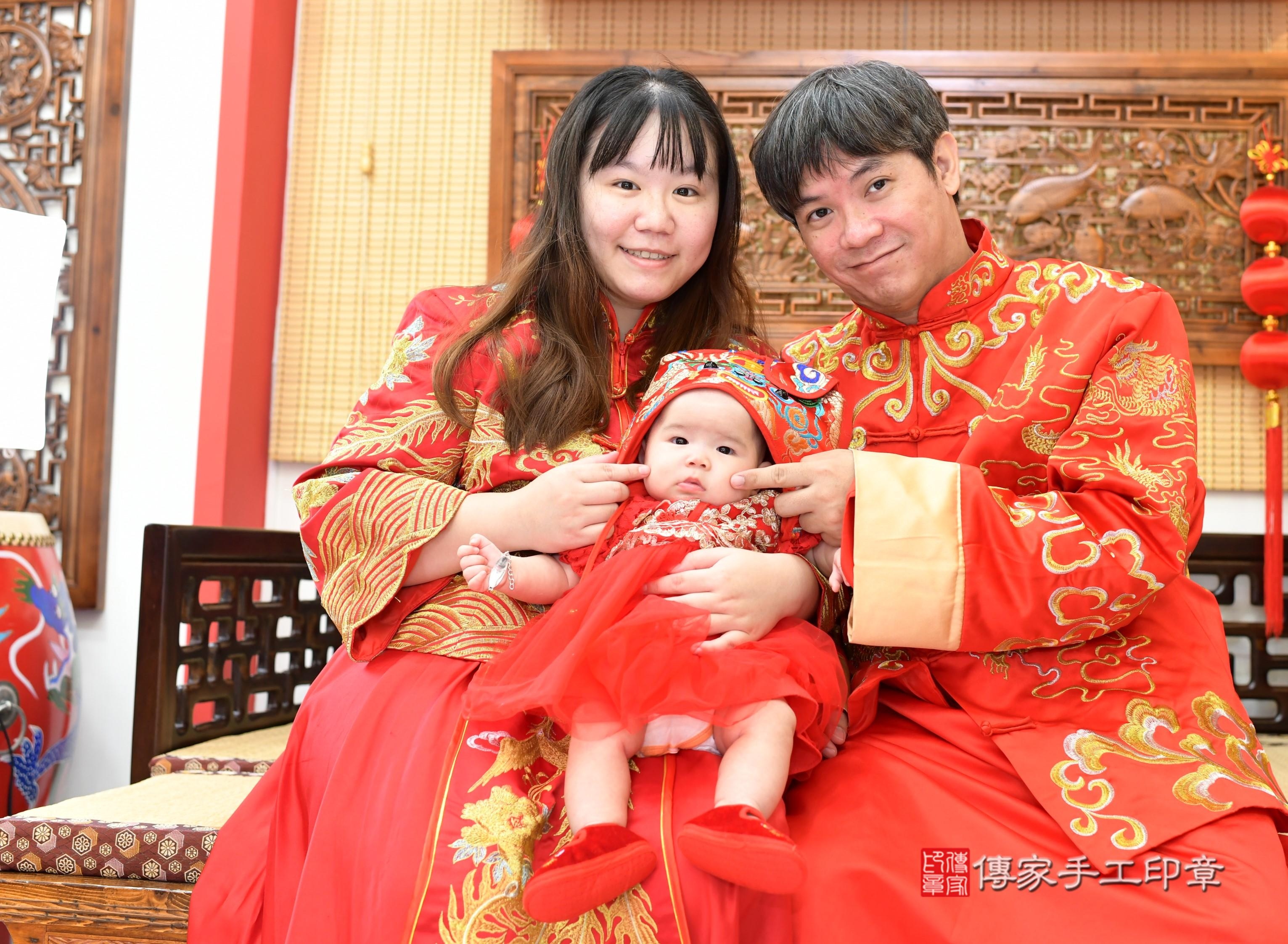 小棋寶貝收涎，成人與小孩古裝禮服照。地點：傳家「台南店」古禮會場