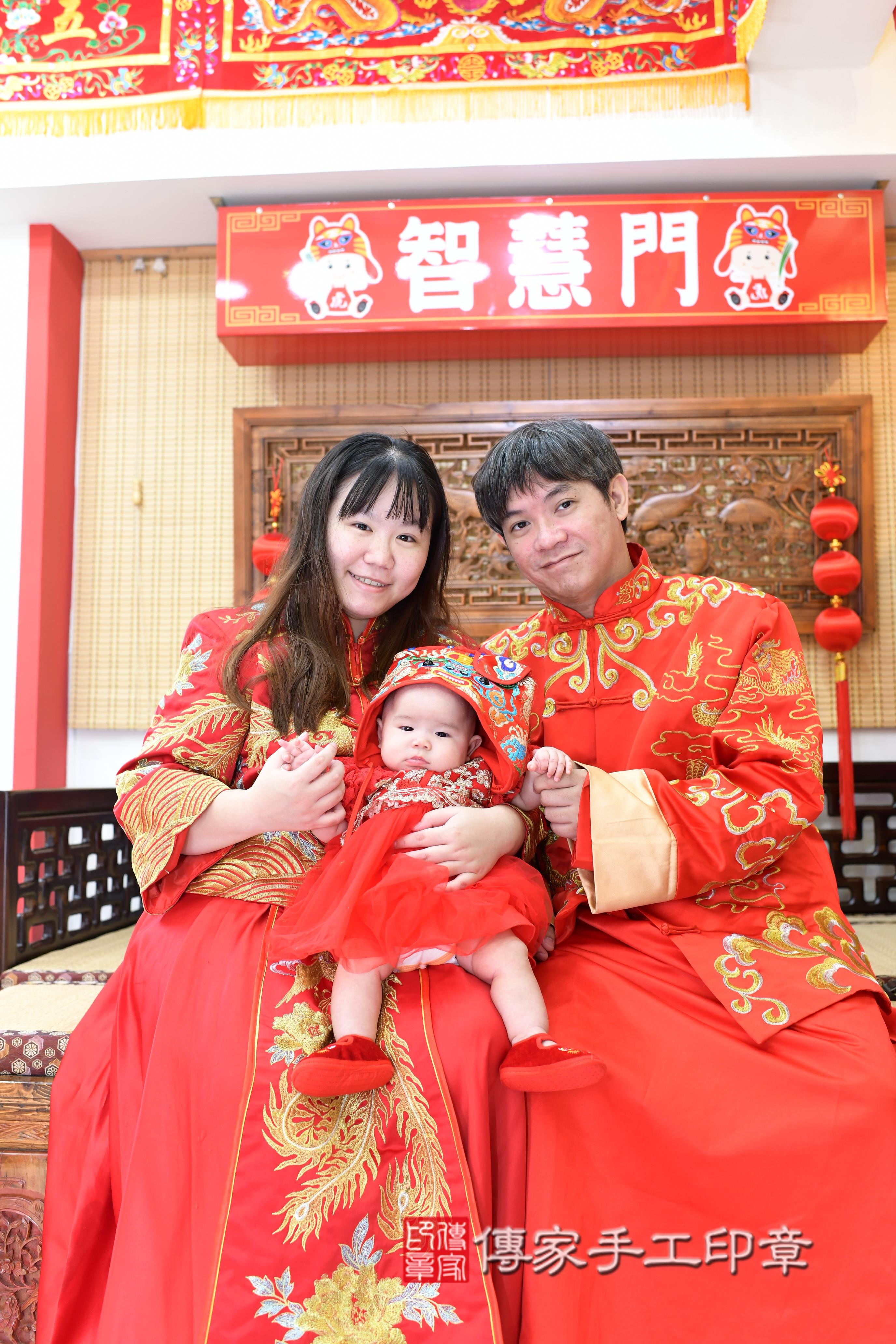 小棋寶貝收涎，成人與小孩古裝禮服照。地點：傳家「台南店」古禮會場