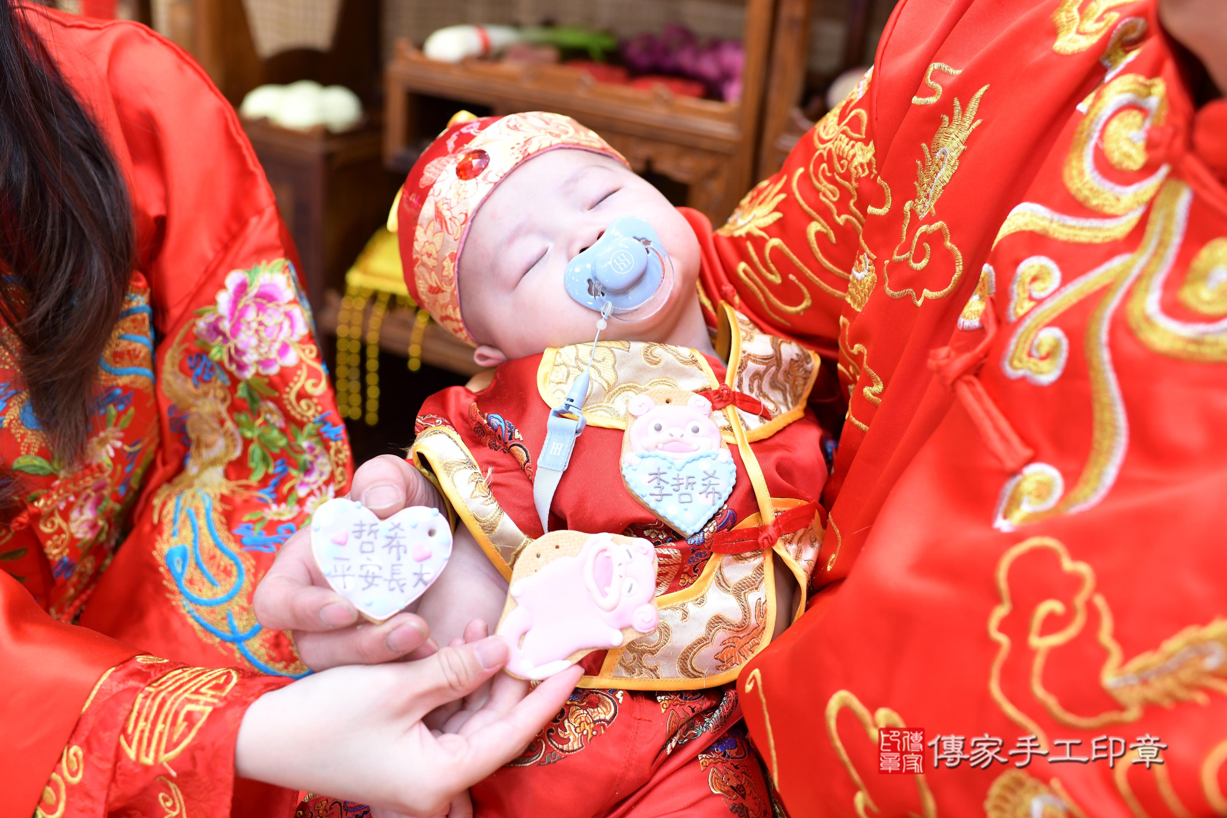 哲哲寶貝收涎，小孩古裝禮服照。地點：傳家「台南店」古禮會場