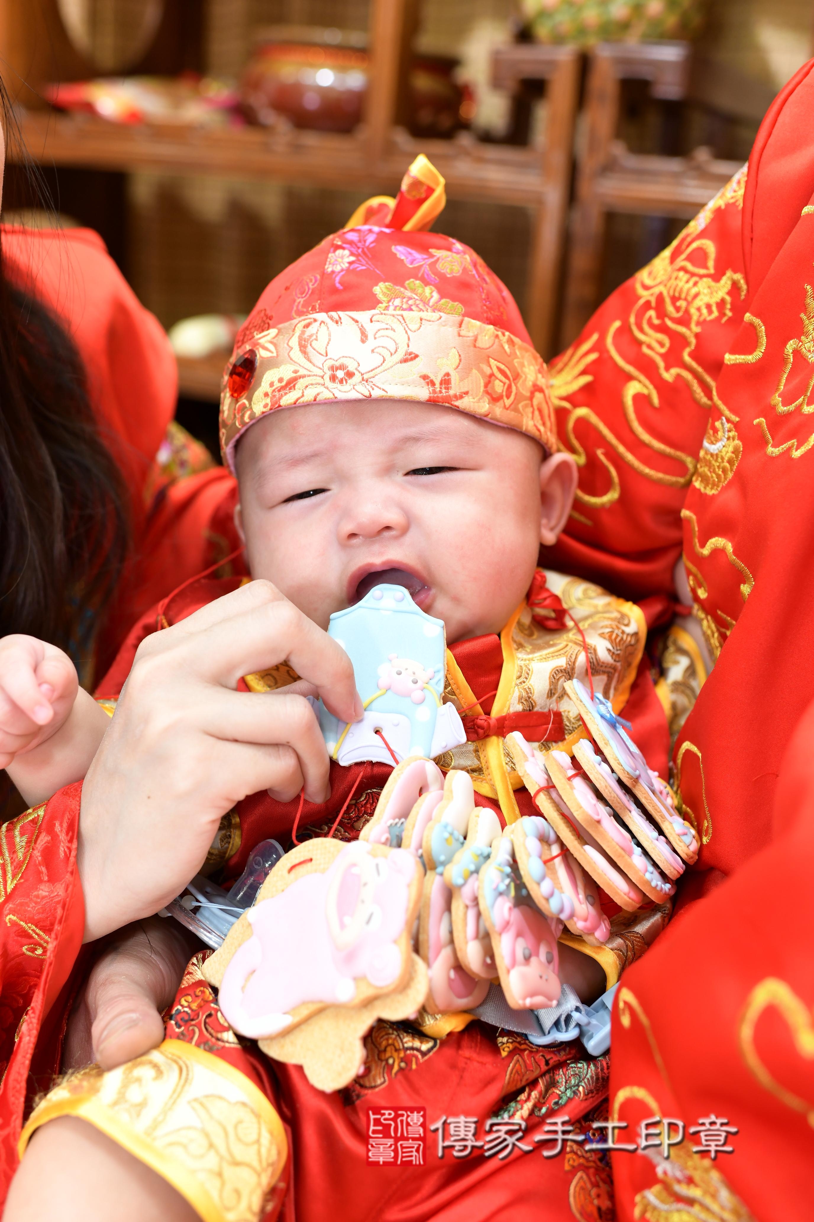 哲哲寶貝收涎，小孩古裝禮服照。地點：傳家「台南店」古禮會場