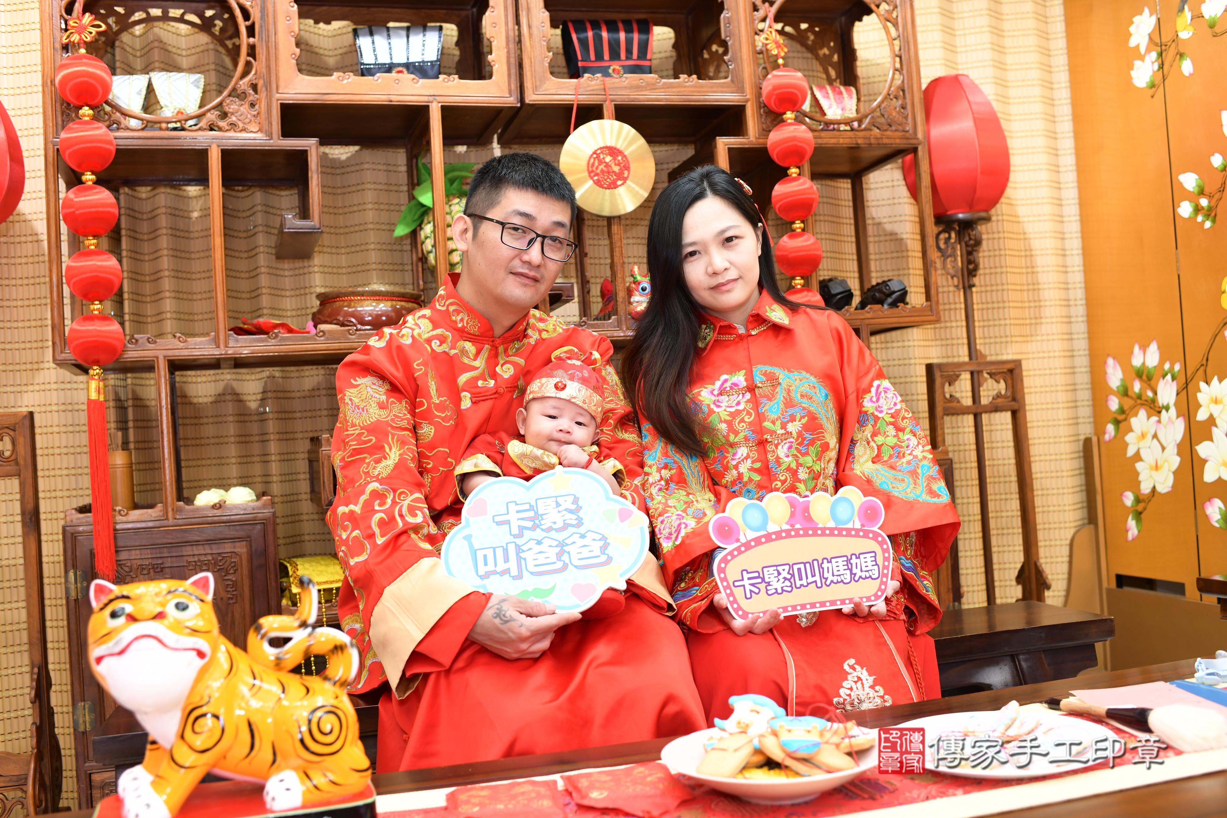 哲哲寶貝收涎，成人與小孩古裝禮服照。地點：傳家「台南店」古禮會場