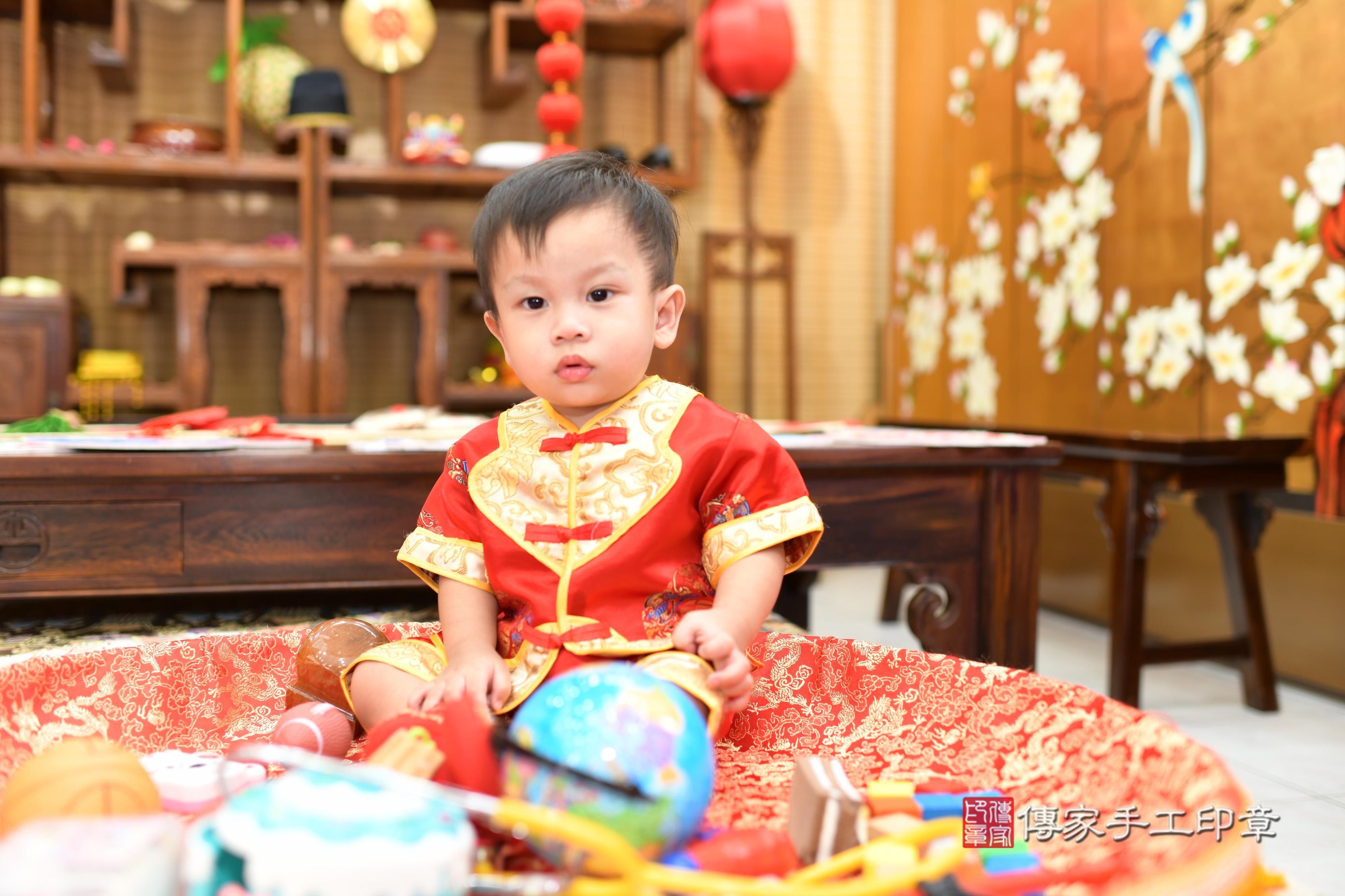 珅珅寶貝抓周，小孩古裝禮服照。地點：傳家「台南店」古禮會場