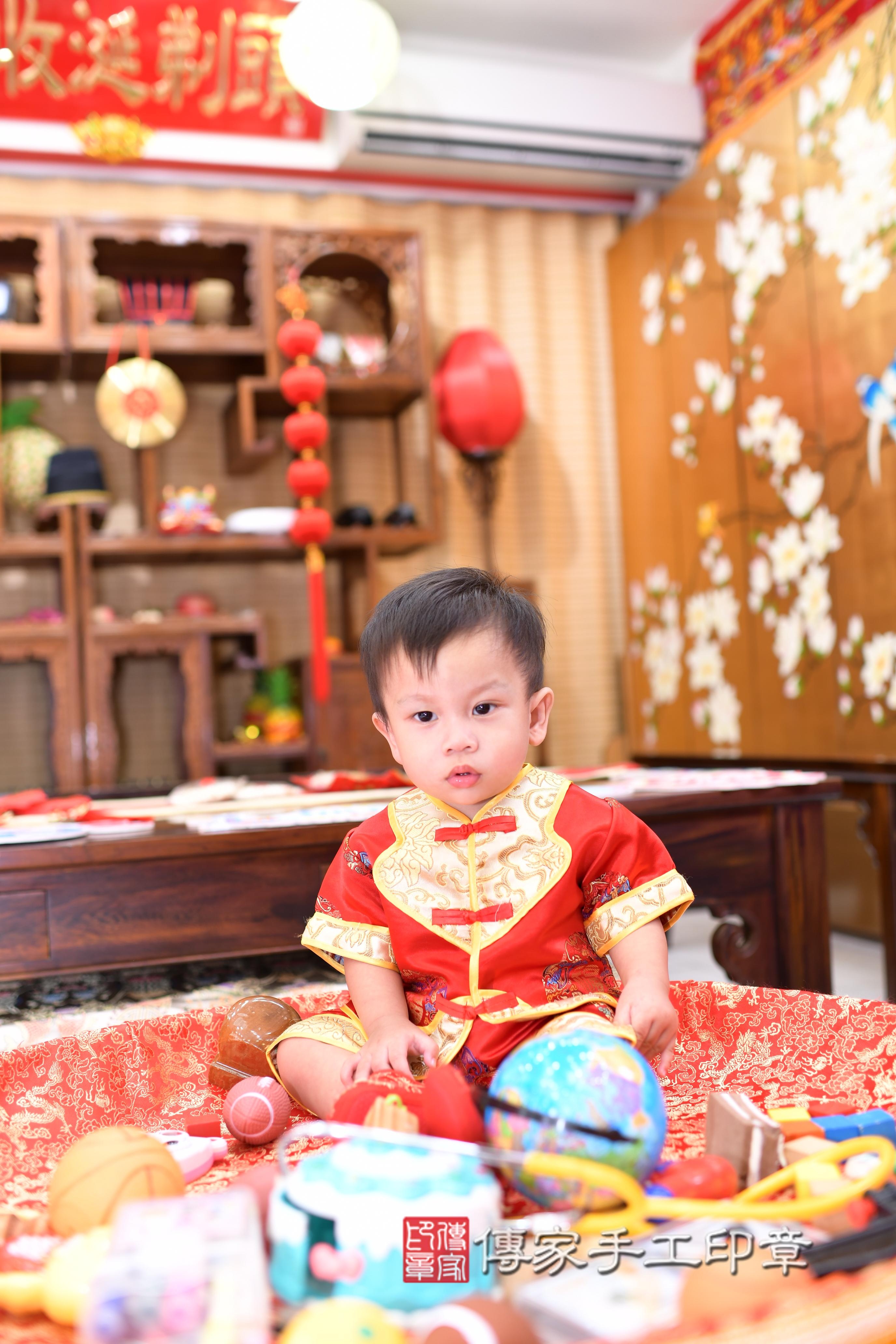 珅珅寶貝抓周，小孩古裝禮服照。地點：傳家「台南店」古禮會場