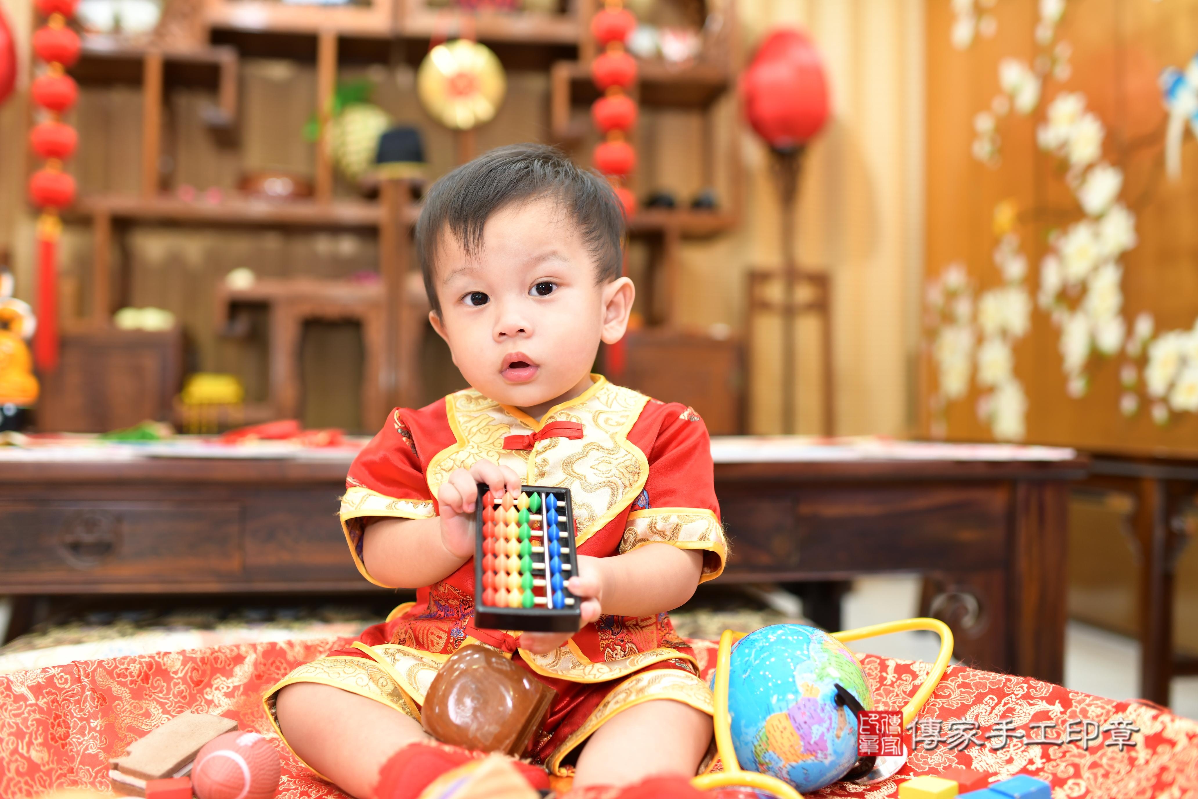 珅珅寶貝抓周，小孩古裝禮服照。地點：傳家「台南店」古禮會場
