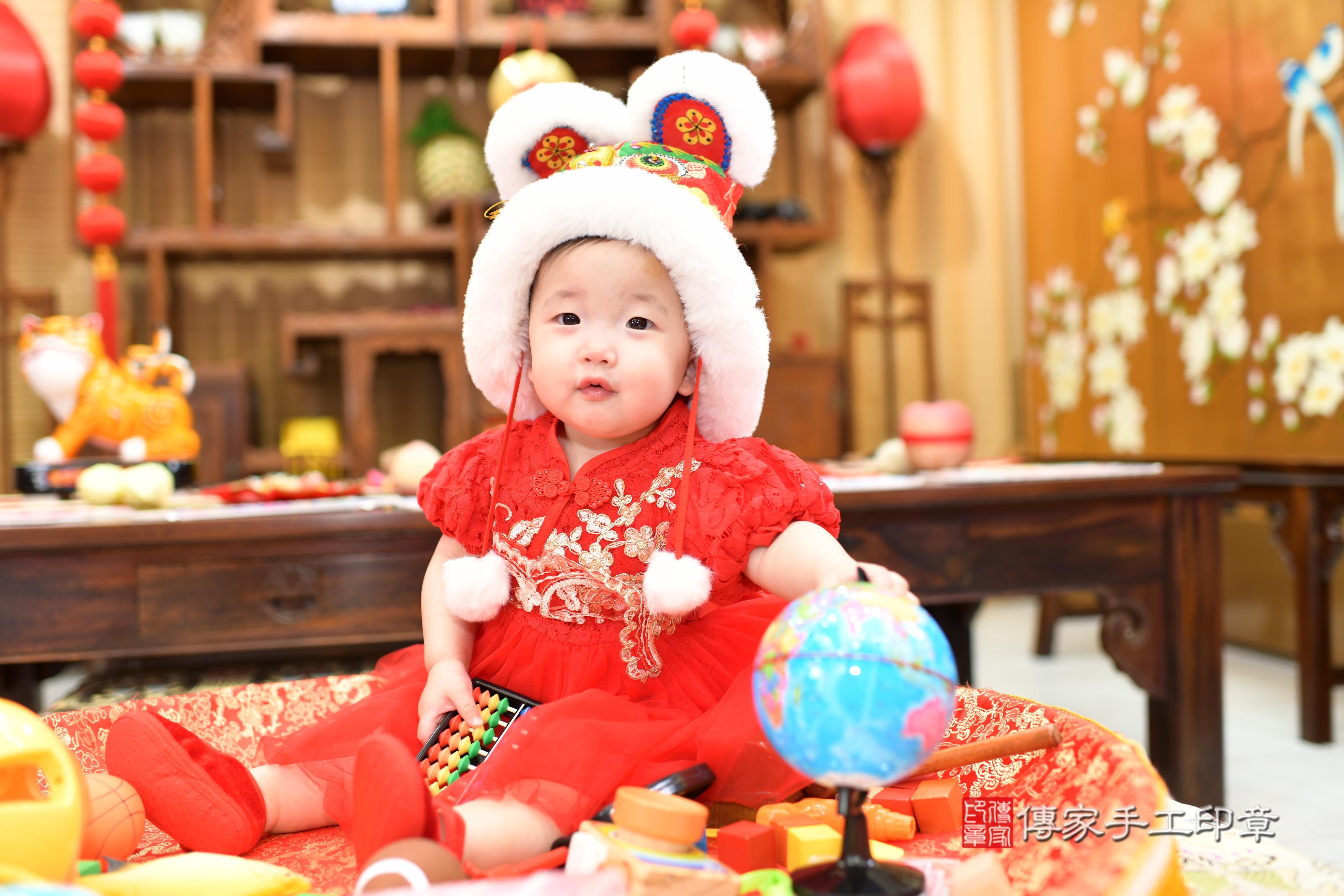 玥玥寶貝抓周，小孩古裝禮服照。地點：傳家「台南店」古禮會場