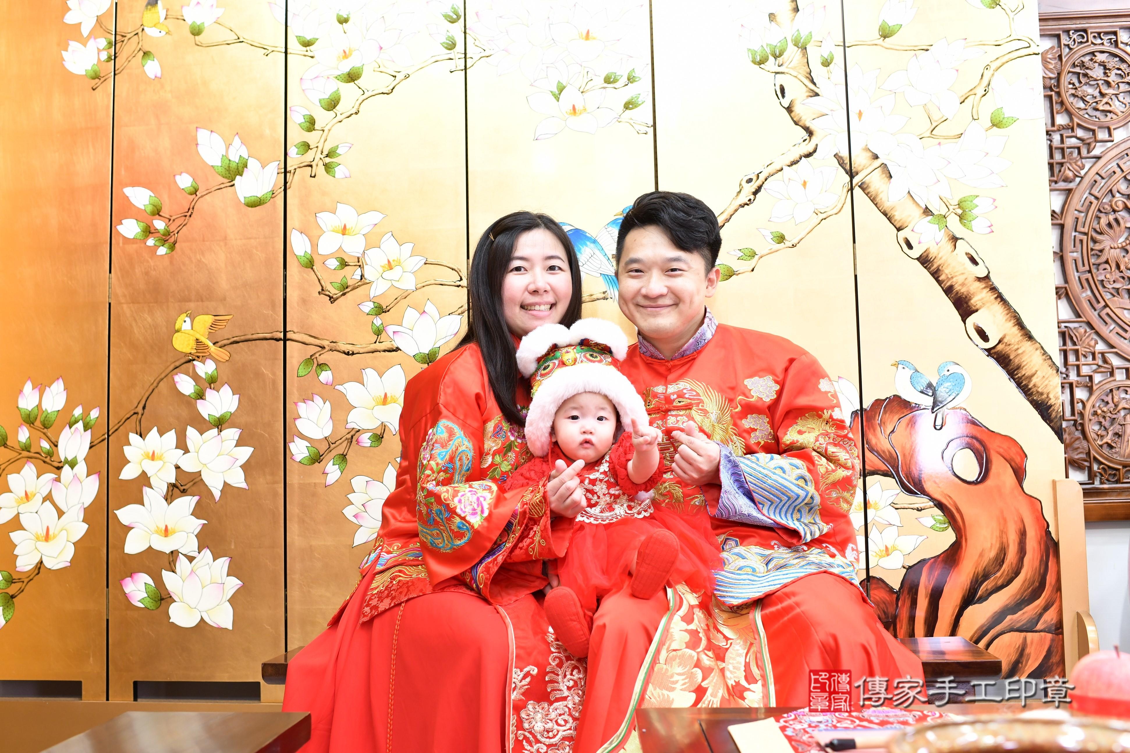 玥玥寶貝抓周，成人與小孩古裝禮服照。地點：傳家「台南店」古禮會場