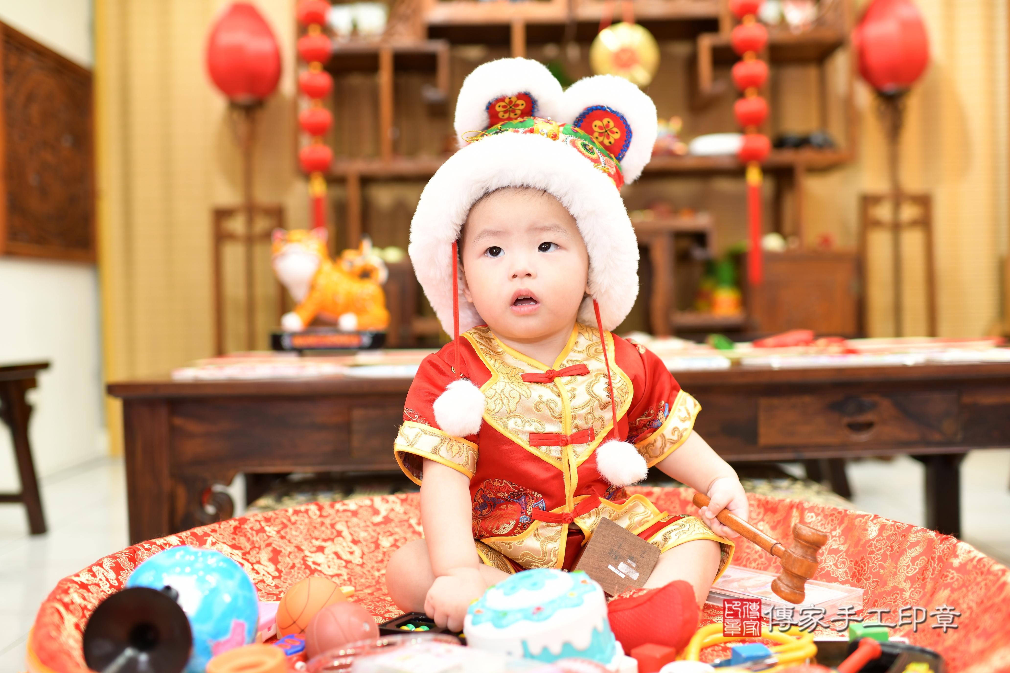 軒軒寶貝抓周，小孩古裝禮服照。地點：傳家「台南店」古禮會場