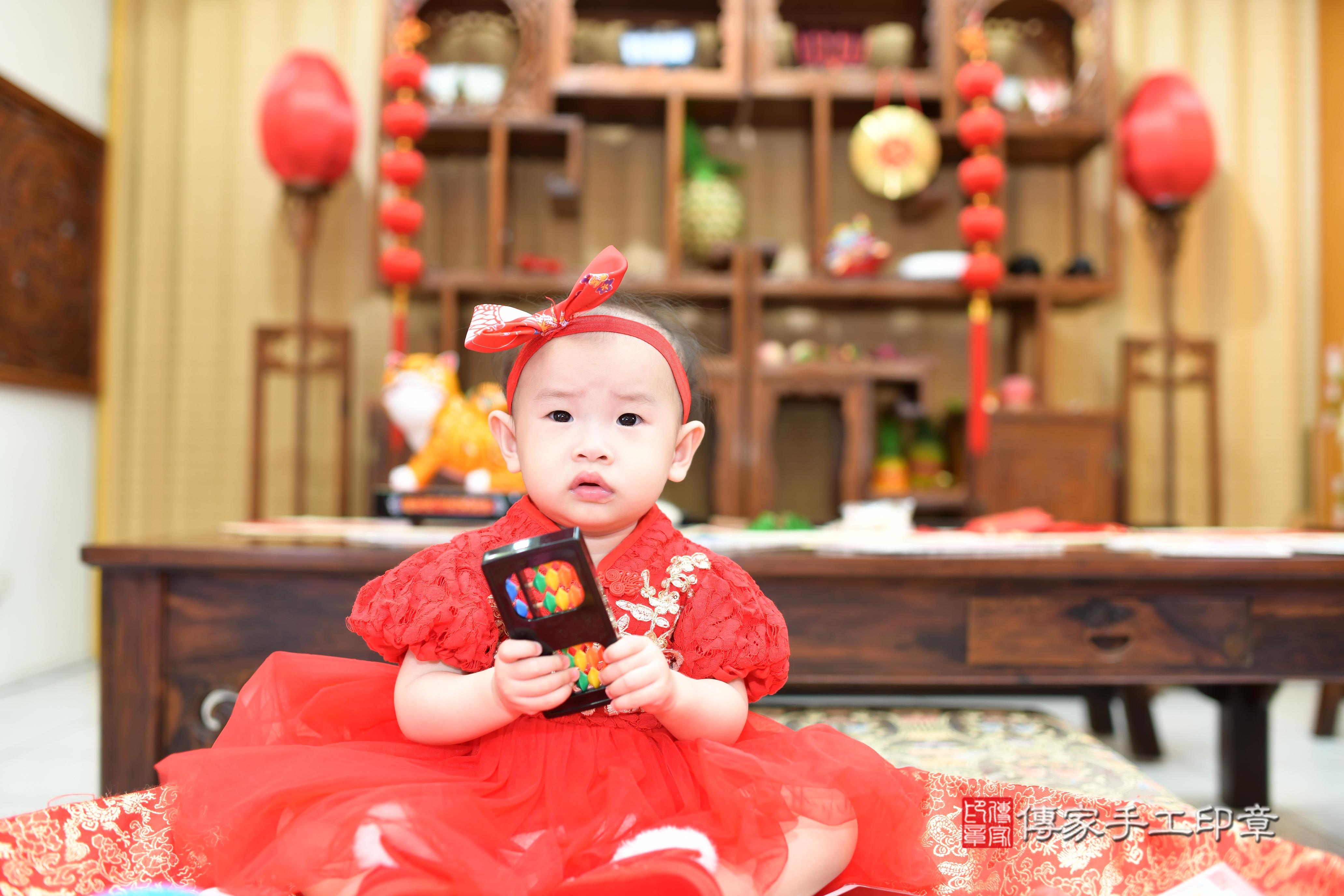 湘湘寶貝抓周，小孩古裝禮服照。地點：傳家「台南店」古禮會場