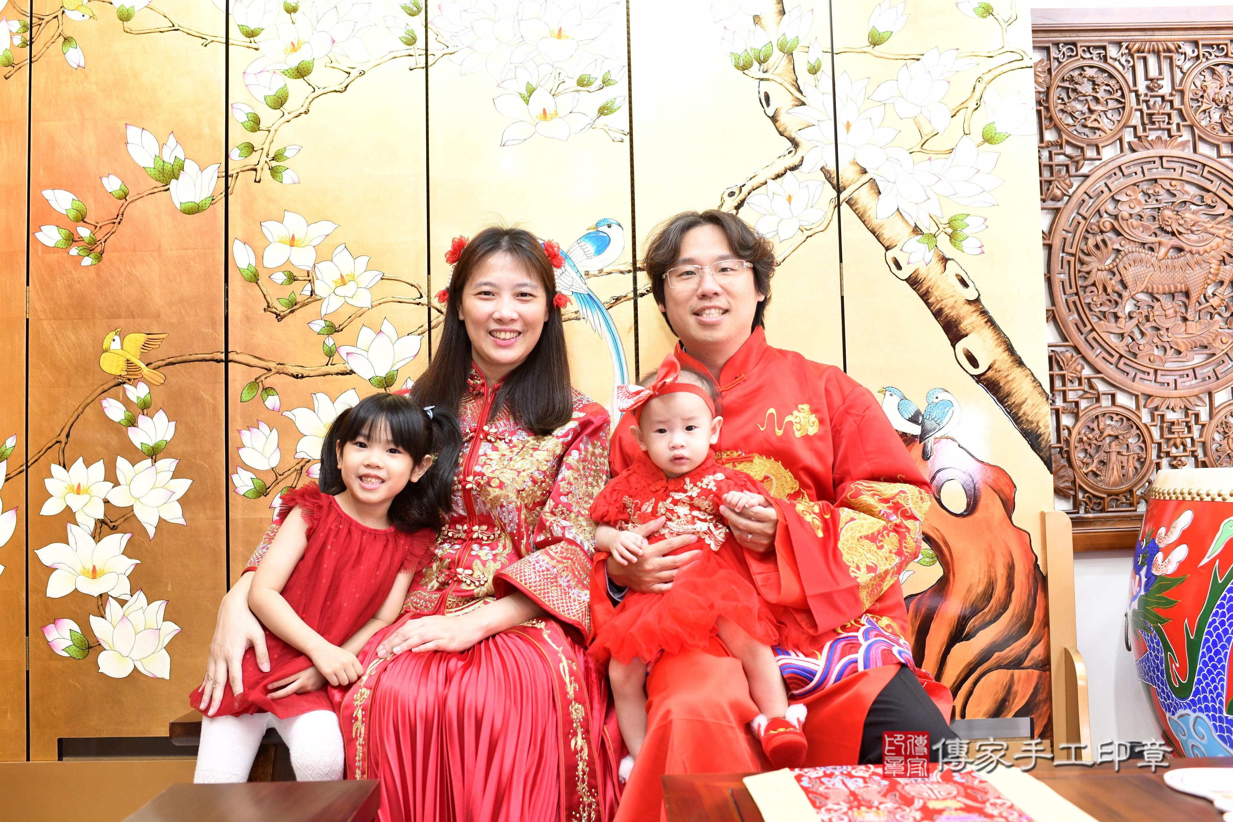 湘湘寶貝抓周，成人與小孩古裝禮服照。地點：傳家「台南店」古禮會場