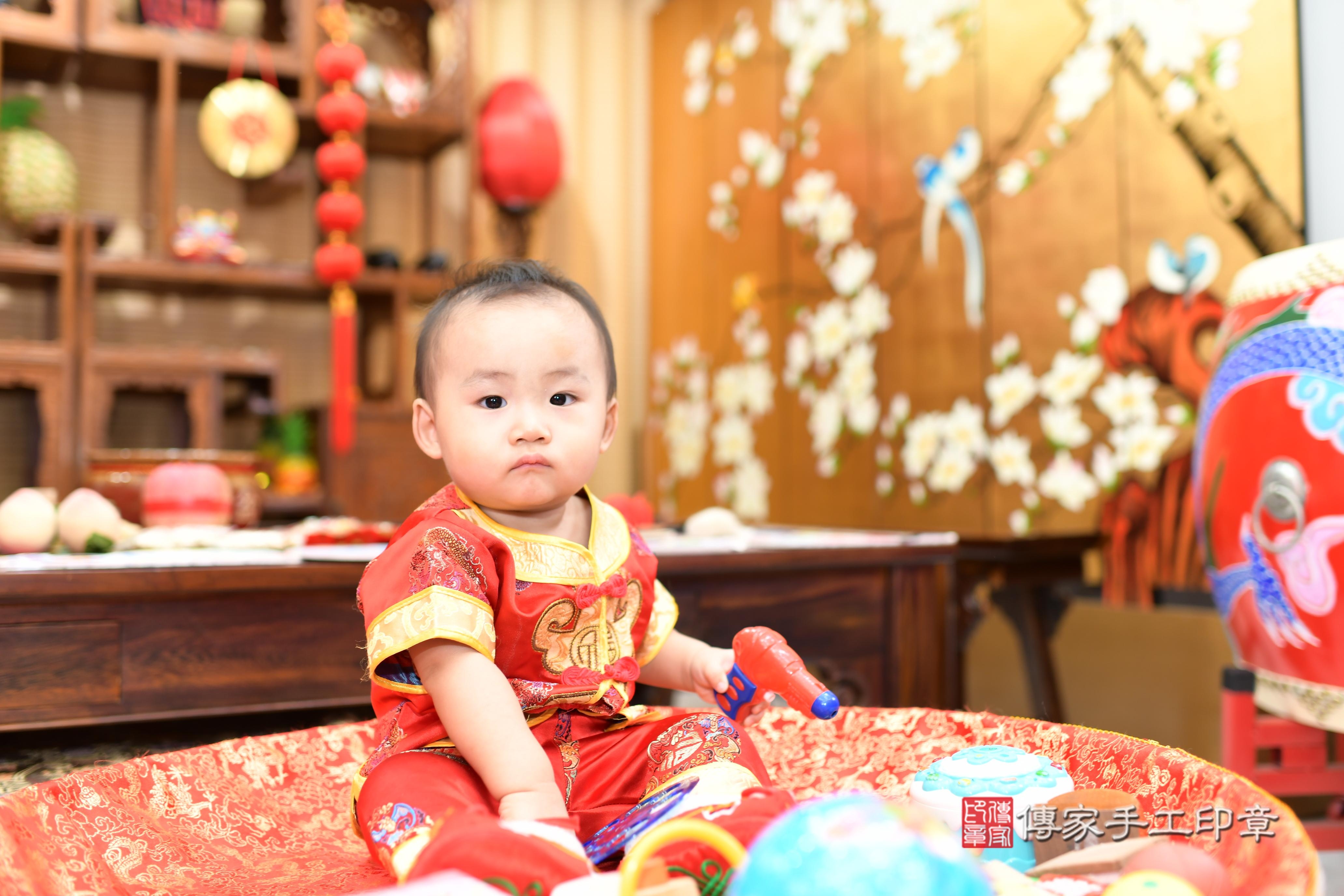 謙謙寶貝抓周，小孩古裝禮服照。地點：傳家「台南店」古禮會場