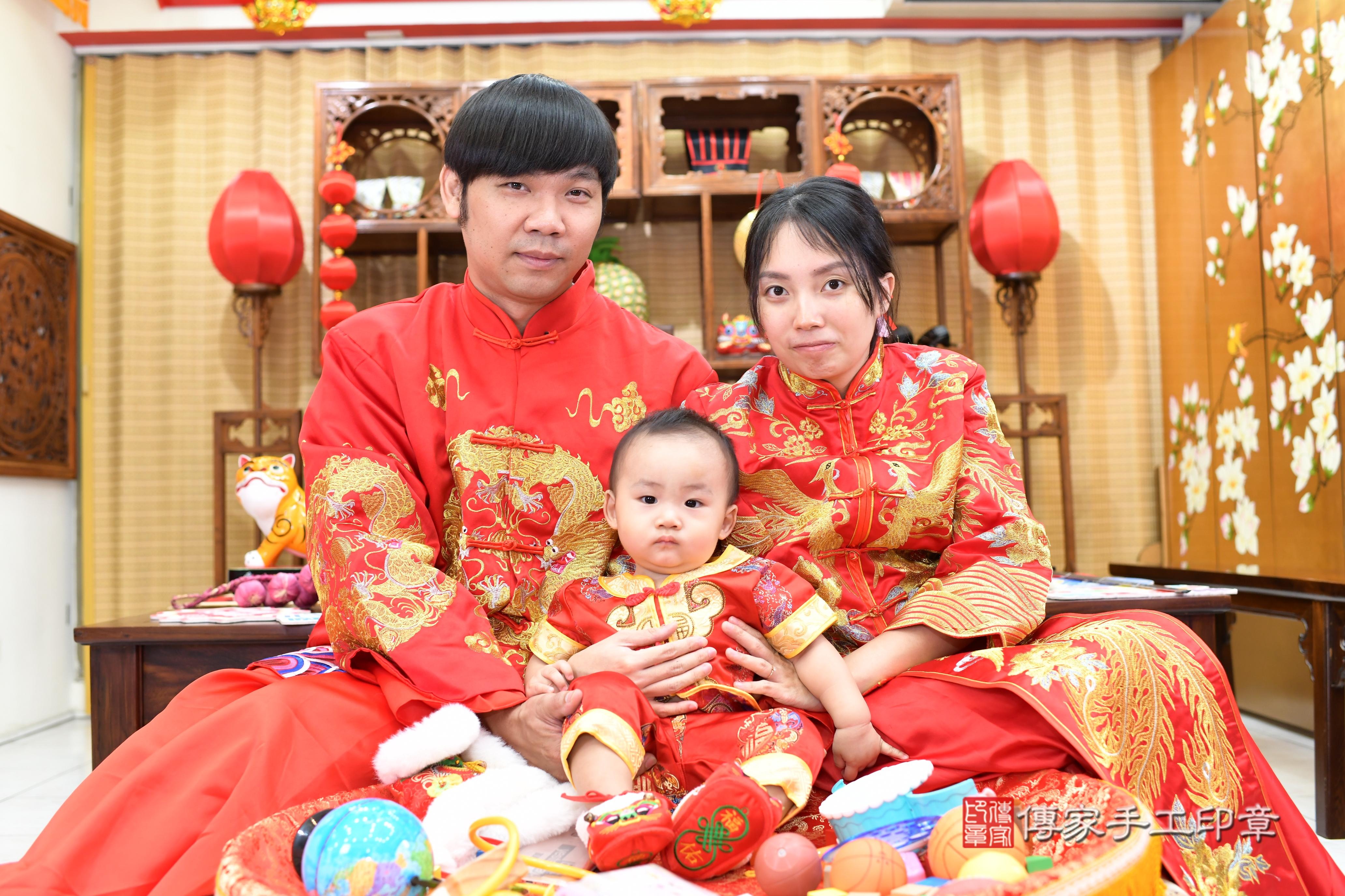 謙謙寶貝抓周，成人與小孩古裝禮服照。地點：傳家「台南店」古禮會場