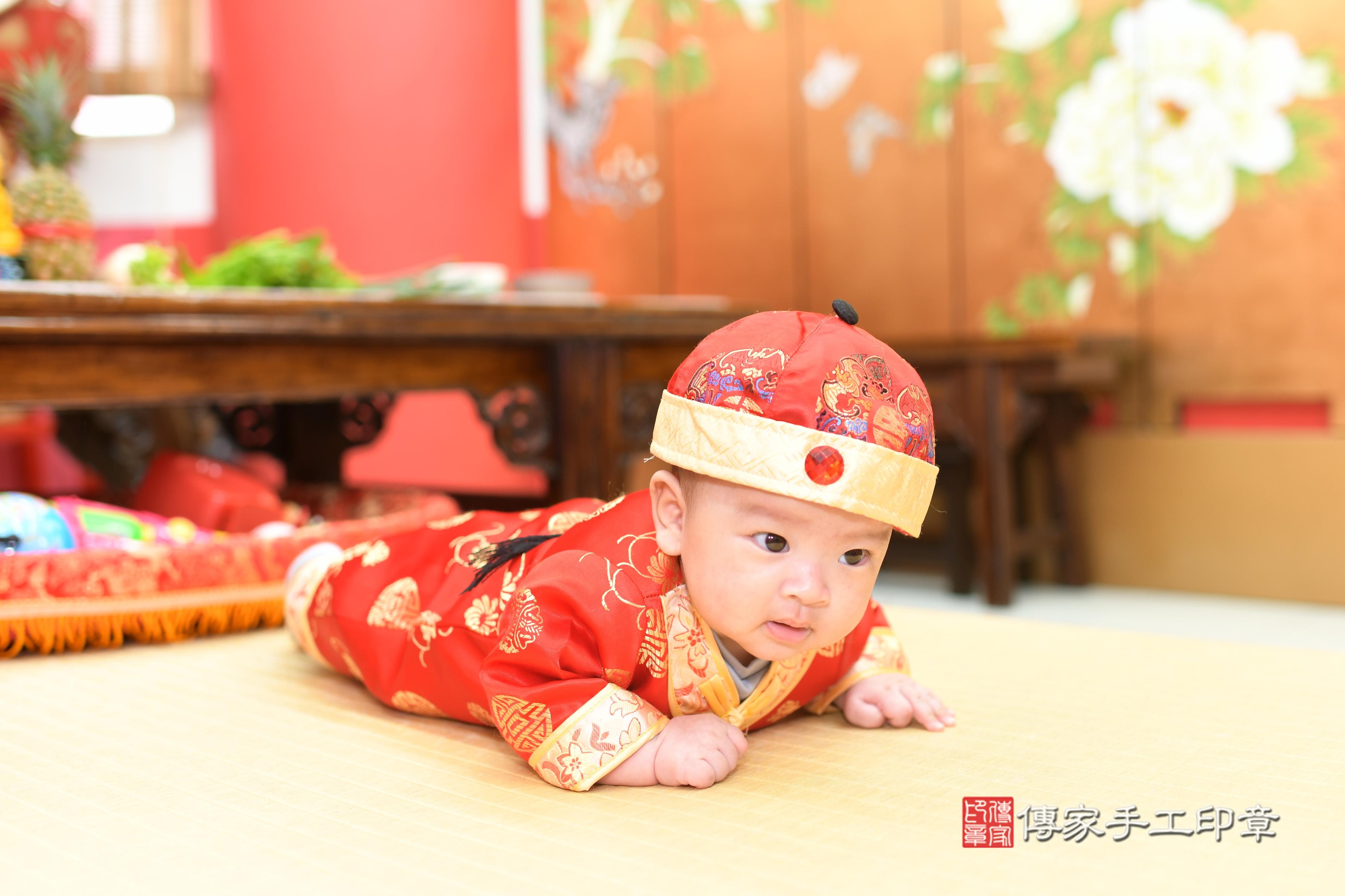 皓皓寶貝收涎，小孩古裝禮服照。地點：傳家「高雄店」古禮會場	
