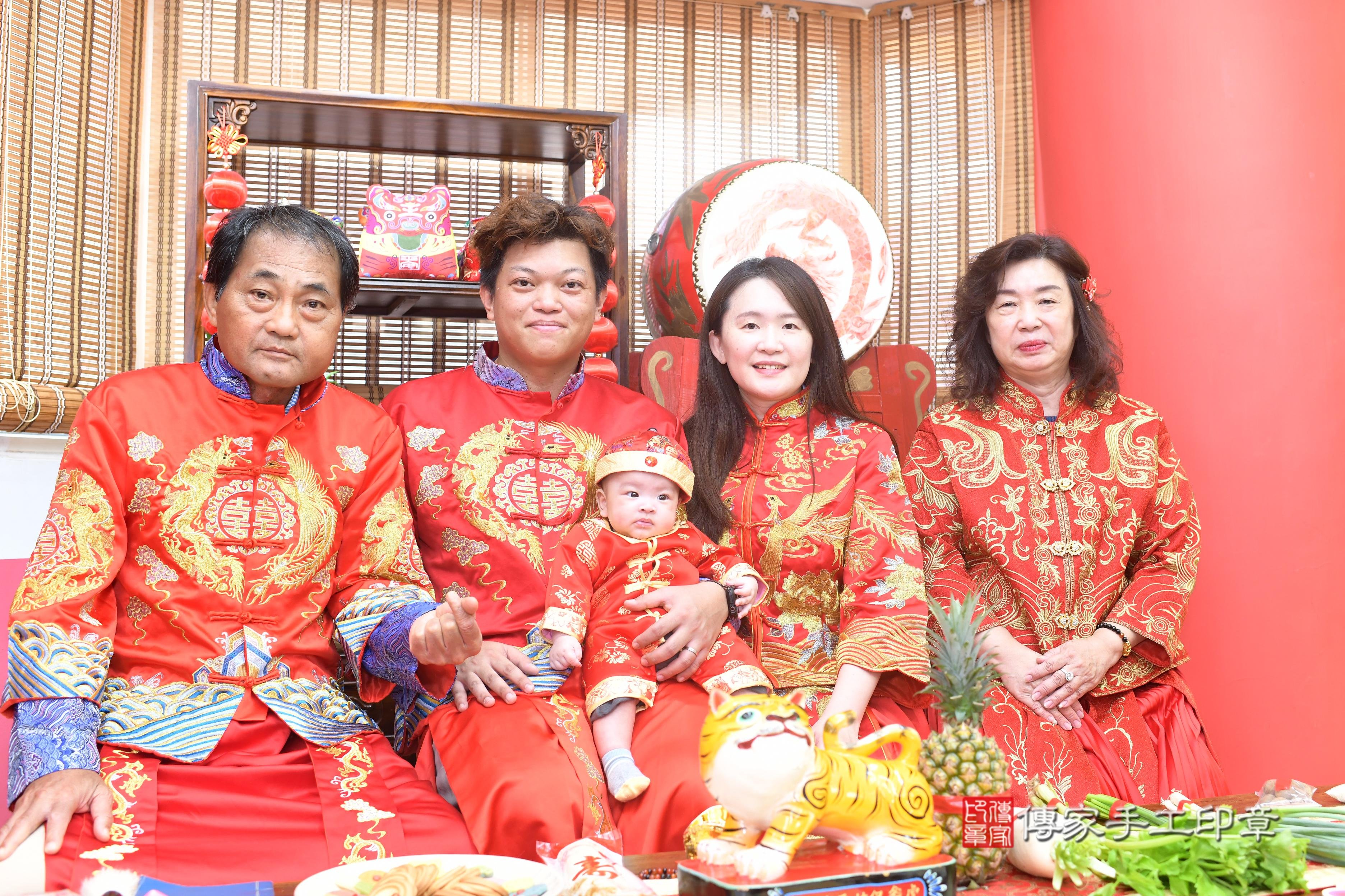 皓皓寶貝收涎，成人與小孩古裝禮服照。地點：傳家「高雄店」古禮會場