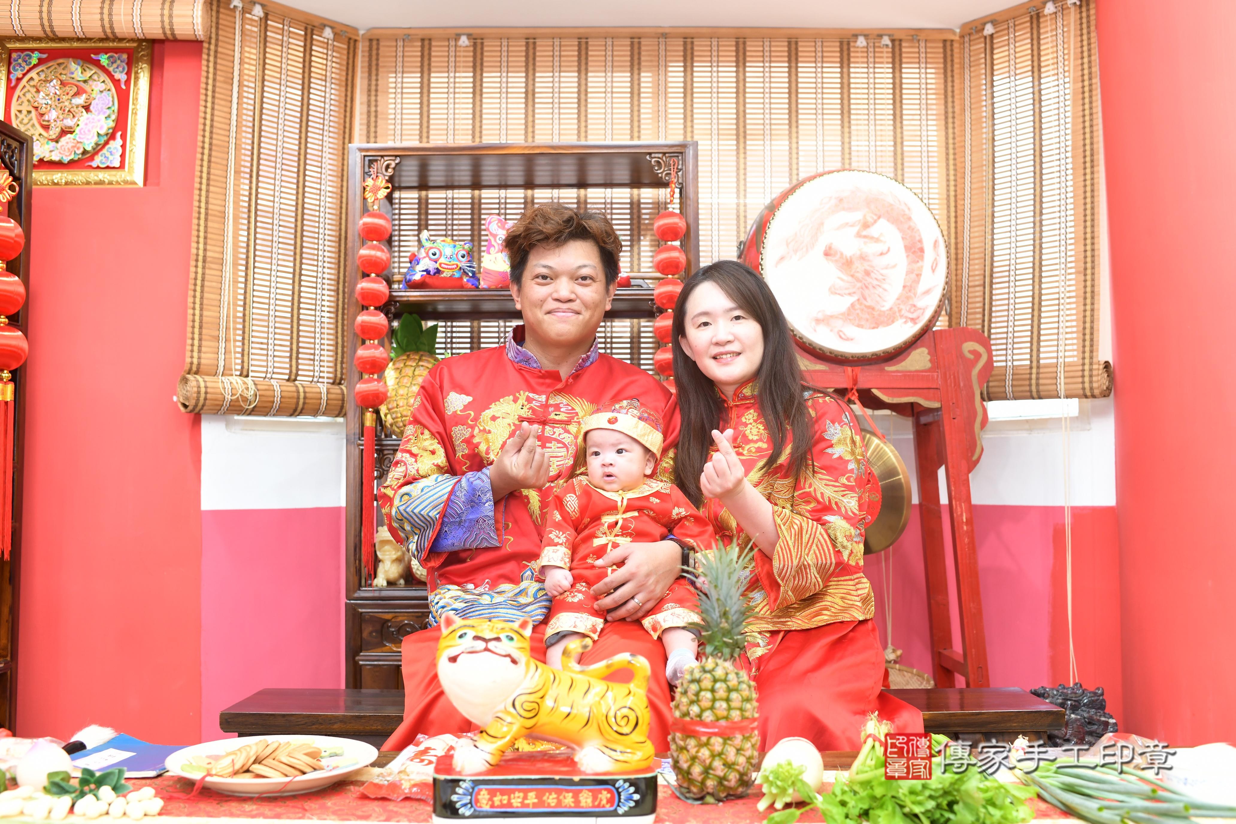 皓皓寶貝收涎，成人與小孩古裝禮服照。地點：傳家「高雄店」古禮會場