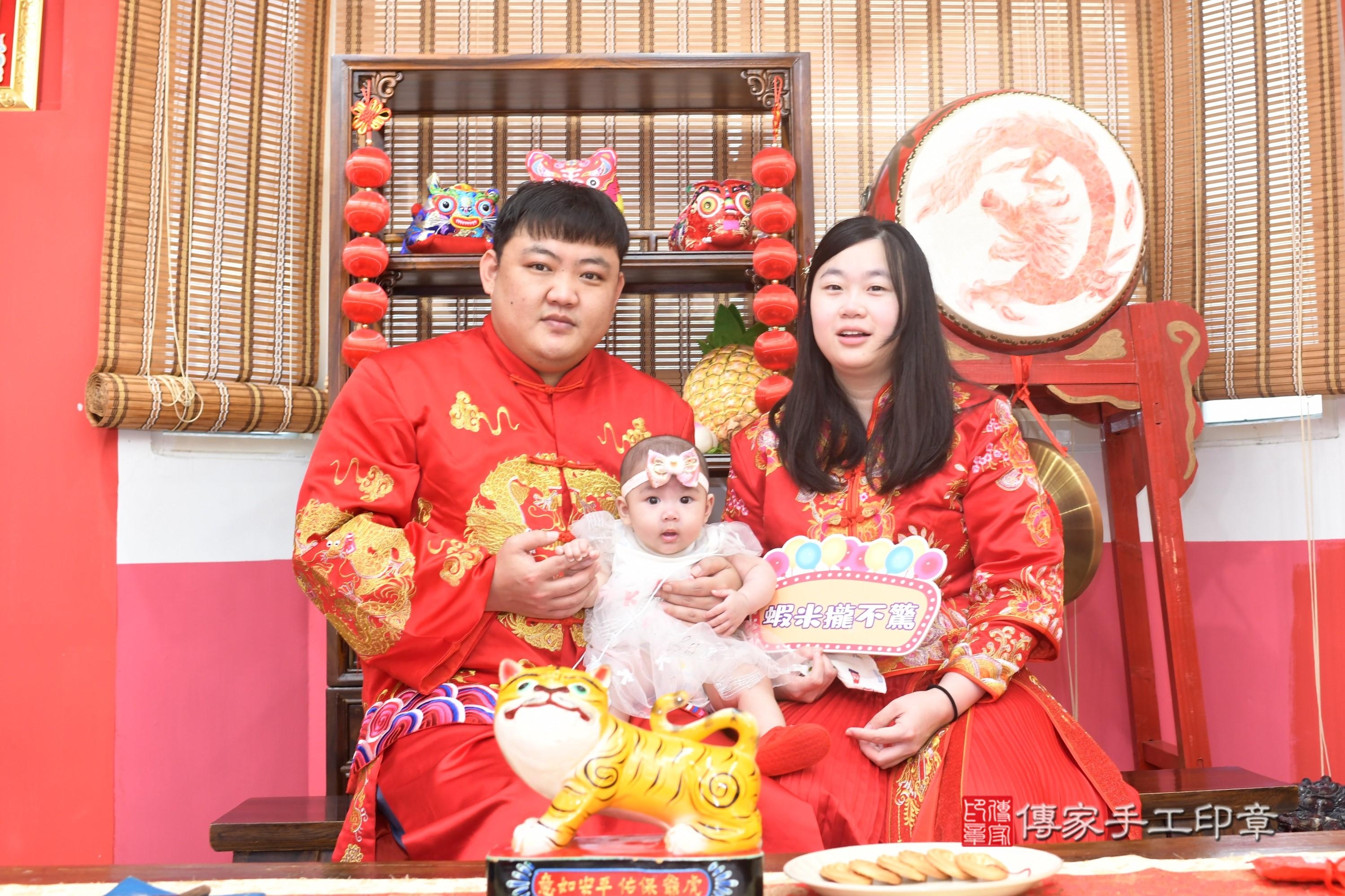蓁蓁寶貝收涎，成人與小孩古裝禮服照。地點：傳家「高雄店」古禮會場