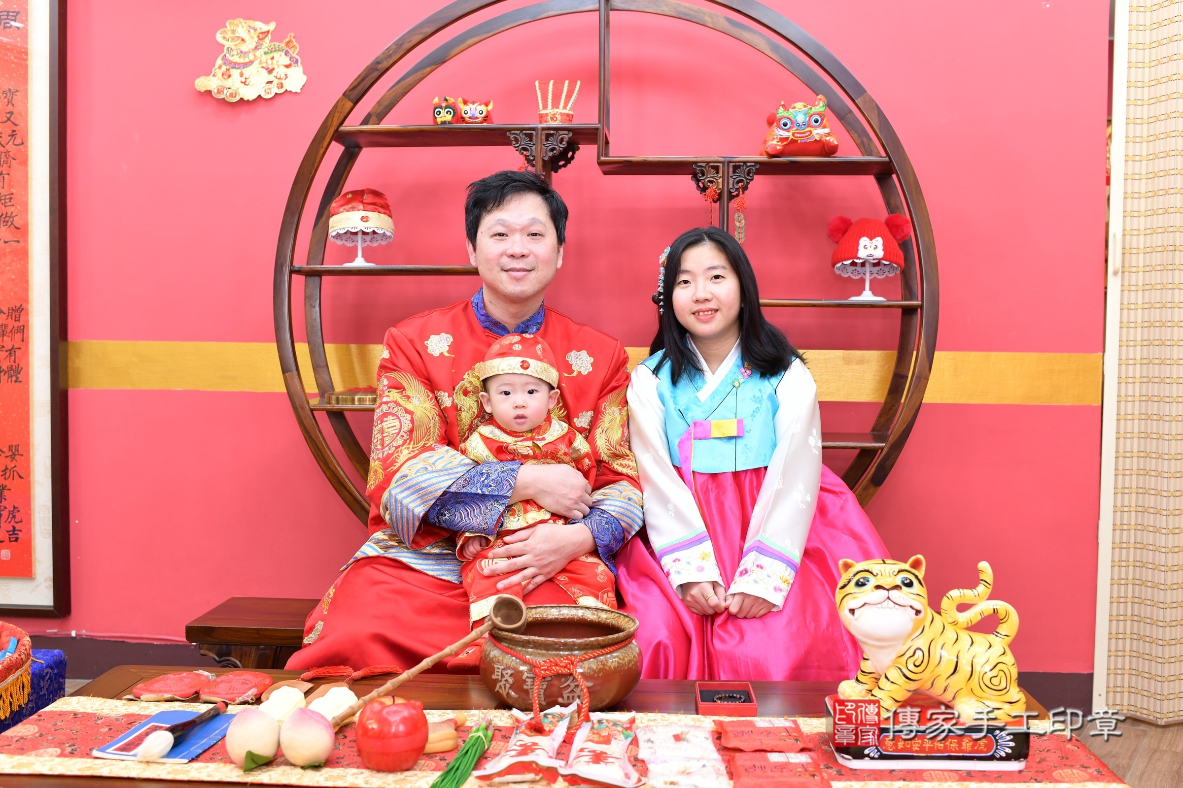 小勛寶寶抓周，成人與小孩古裝禮服照。地點：傳家「新北店」古禮會場，照片2