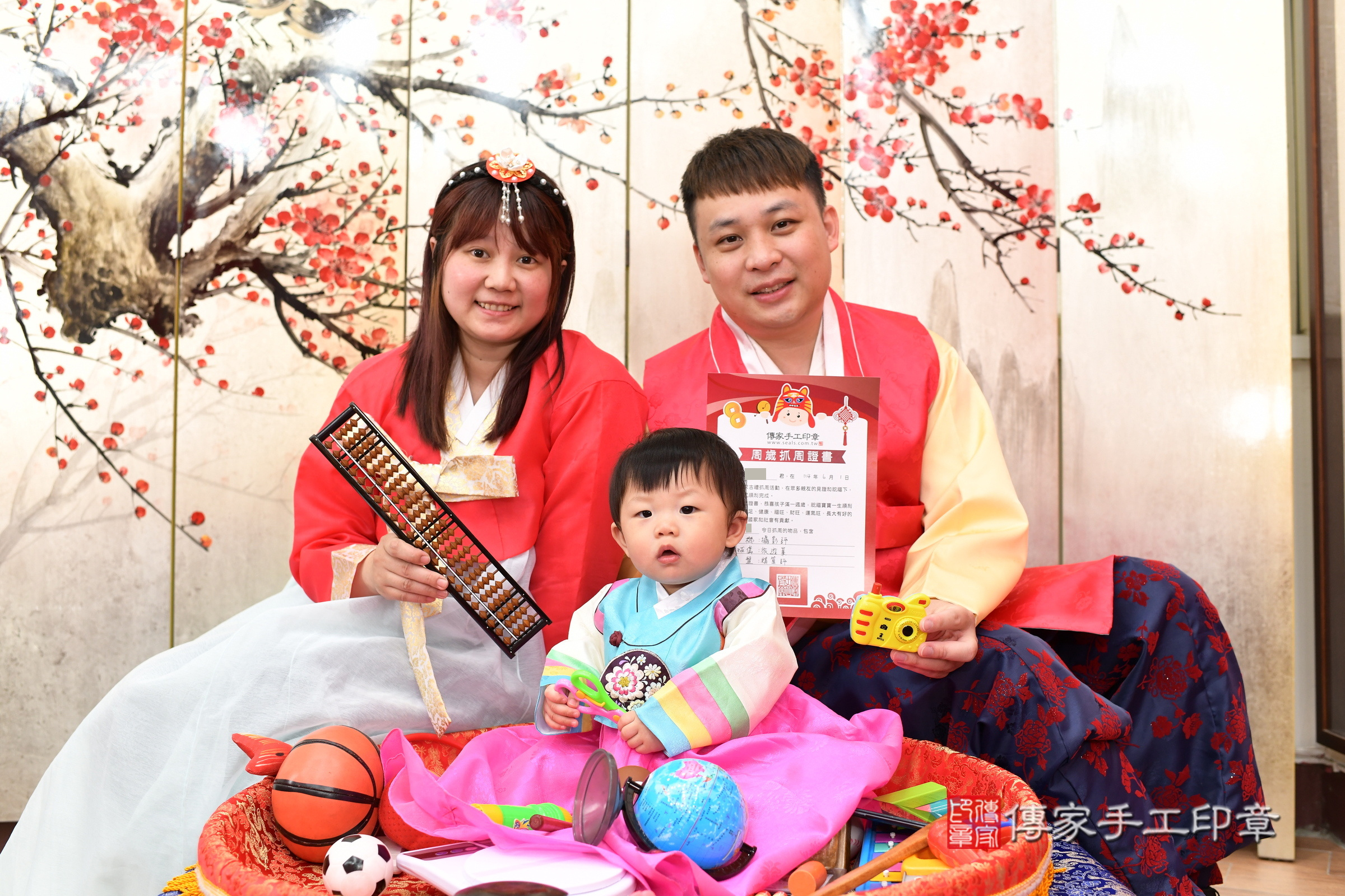 小頡寶寶抓周，成人與小孩古裝禮服照。地點：傳家「新北店」古禮會場，照片2