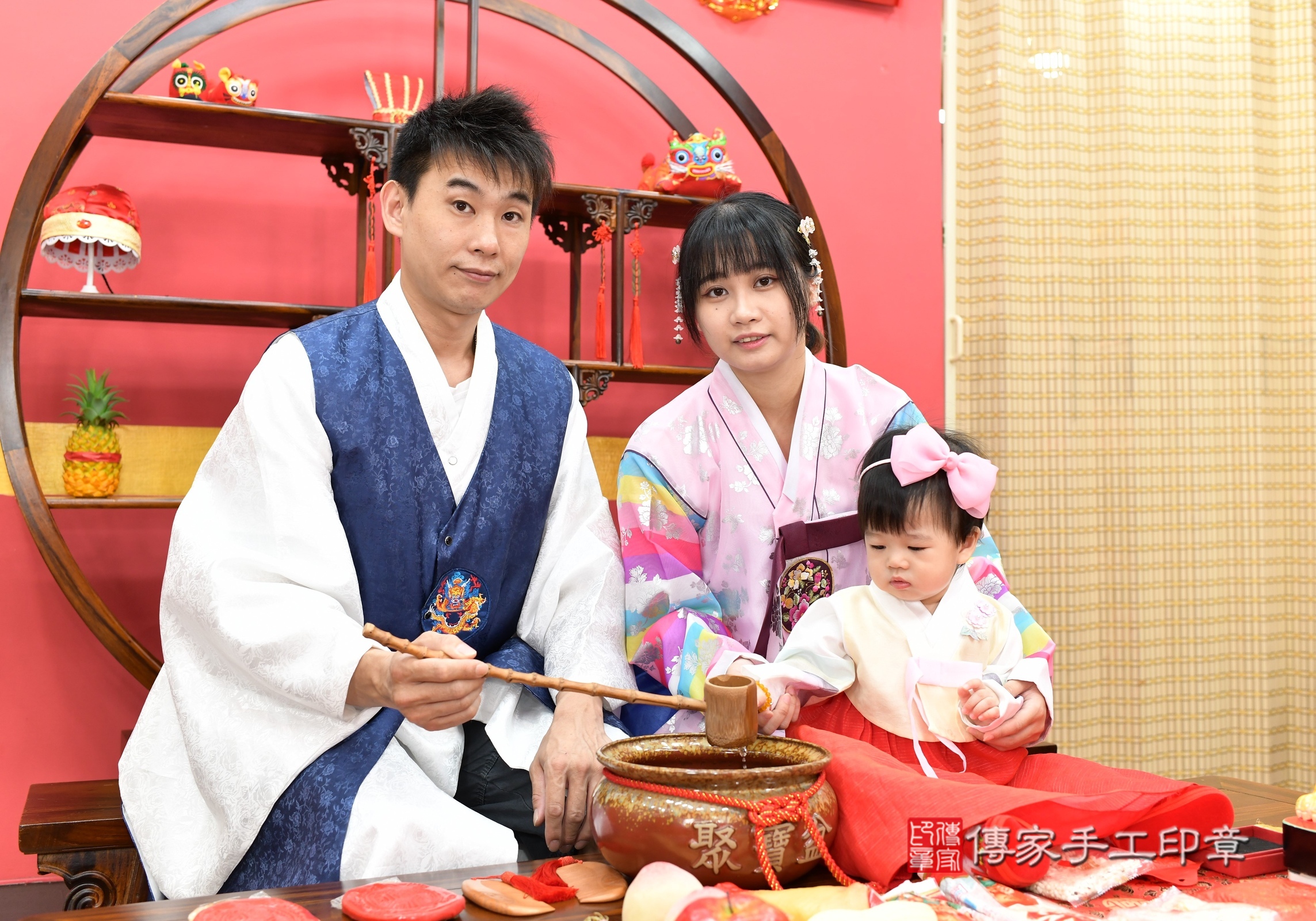 蕎蕎寶寶抓周，成人與小孩古裝禮服照。地點：傳家「新北店」古禮會場，照片2