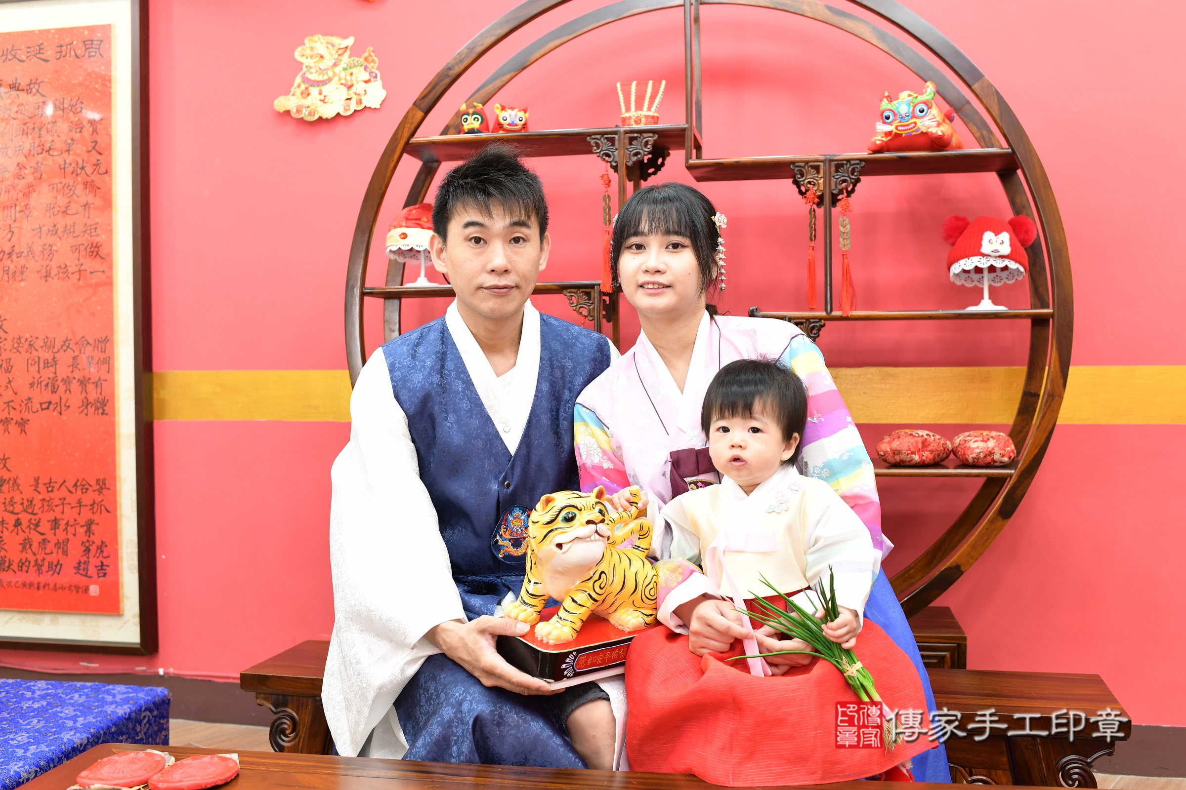 蕎蕎寶寶抓周，成人與小孩古裝禮服照。地點：傳家「新北店」古禮會場，照片3