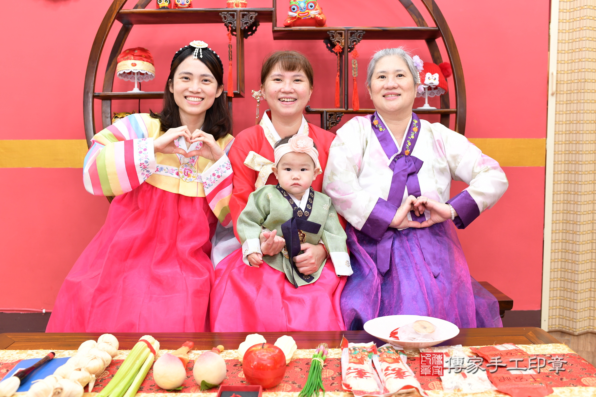 彤彤寶寶收涎，成人與小孩古裝禮服照。地點：傳家「新北店」古禮會場，照片1