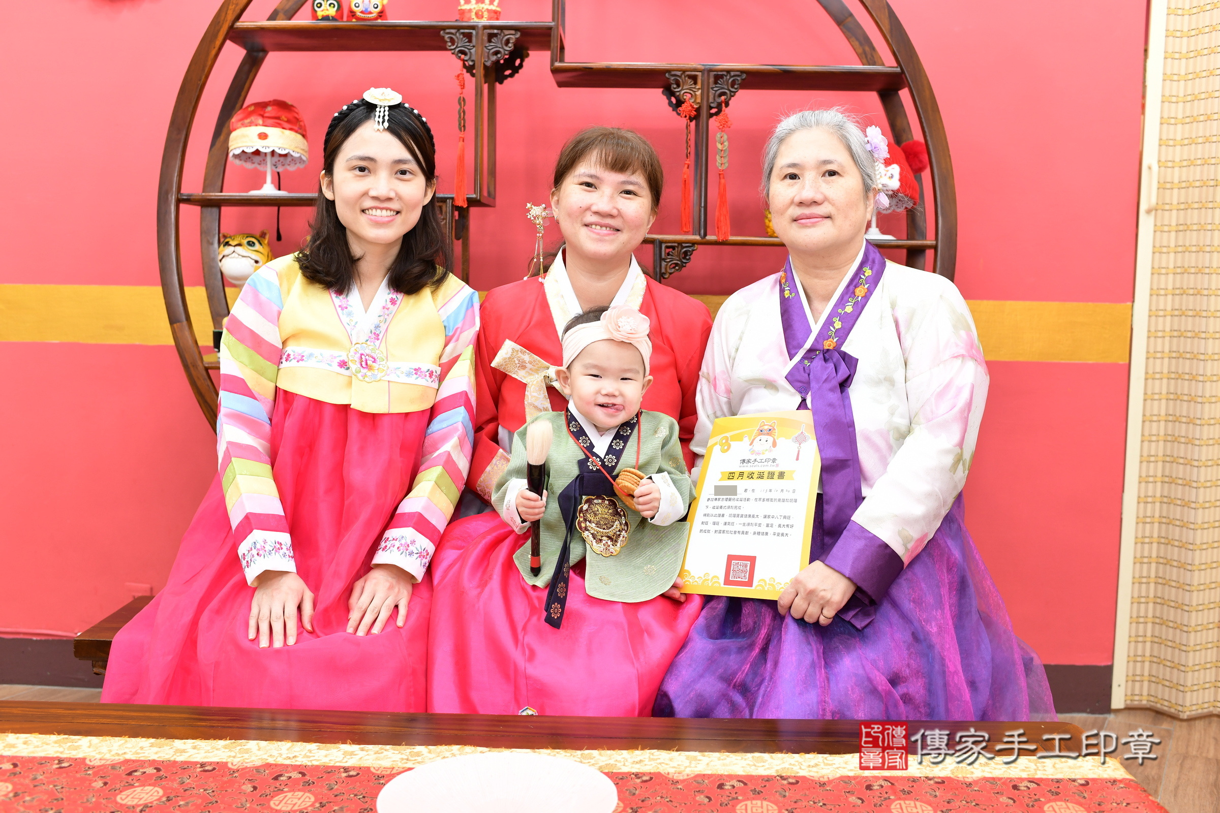 彤彤寶寶收涎，成人與小孩古裝禮服照。地點：傳家「新北店」古禮會場，照片4