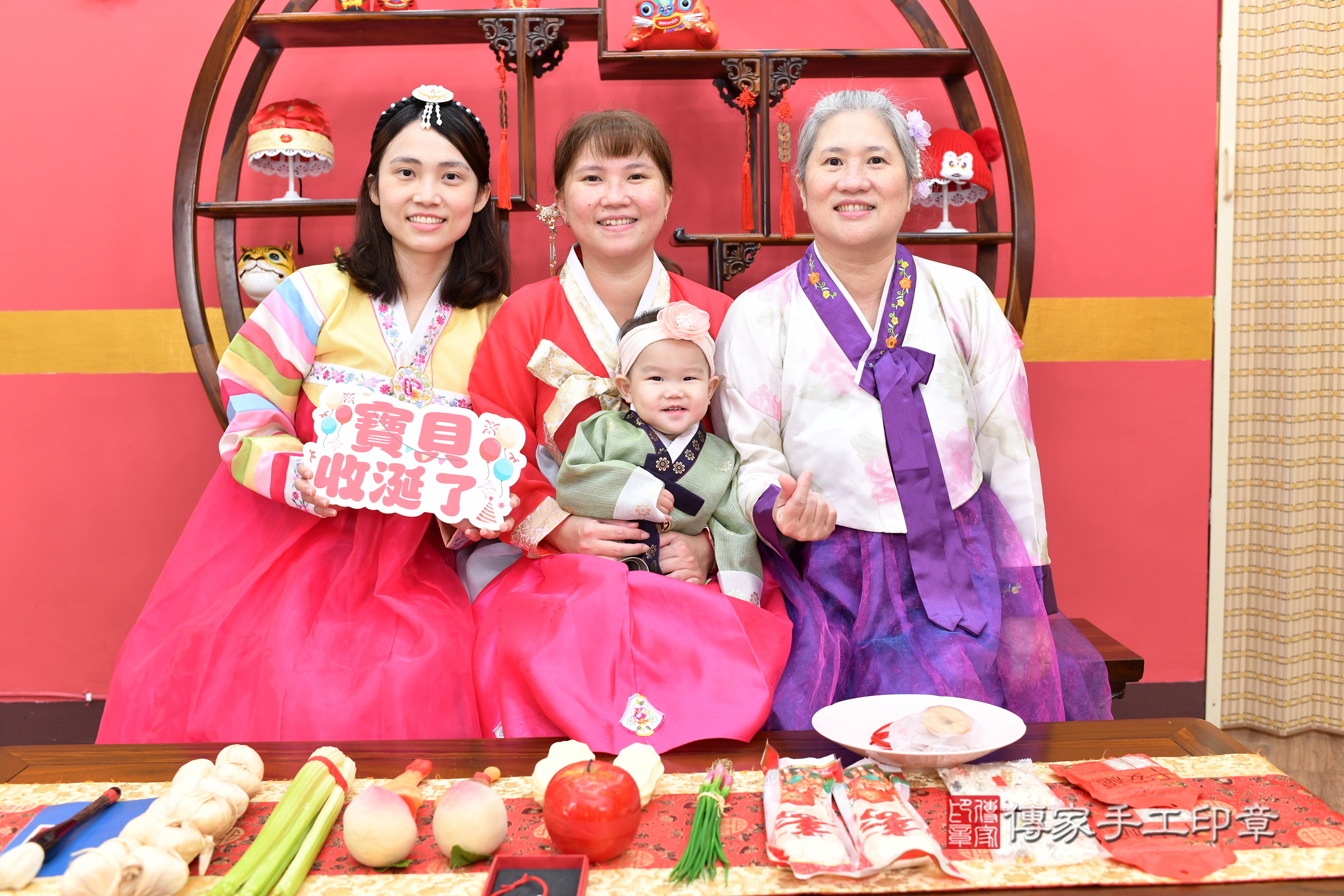 彤彤寶寶收涎，成人與小孩古裝禮服照。地點：傳家「新北店」古禮會場，照片2