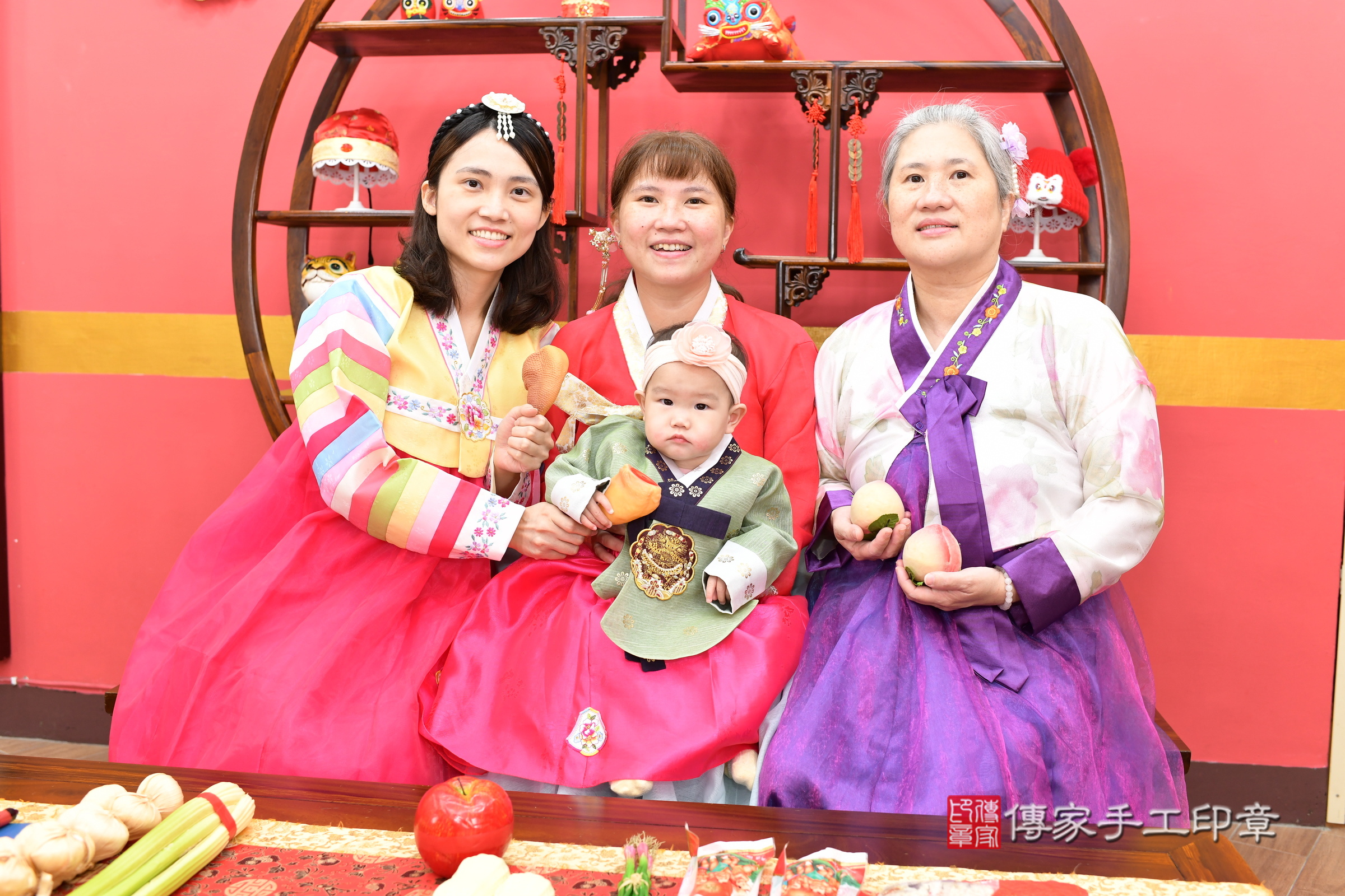 彤彤寶寶收涎，成人與小孩古裝禮服照。地點：傳家「新北店」古禮會場，照片3