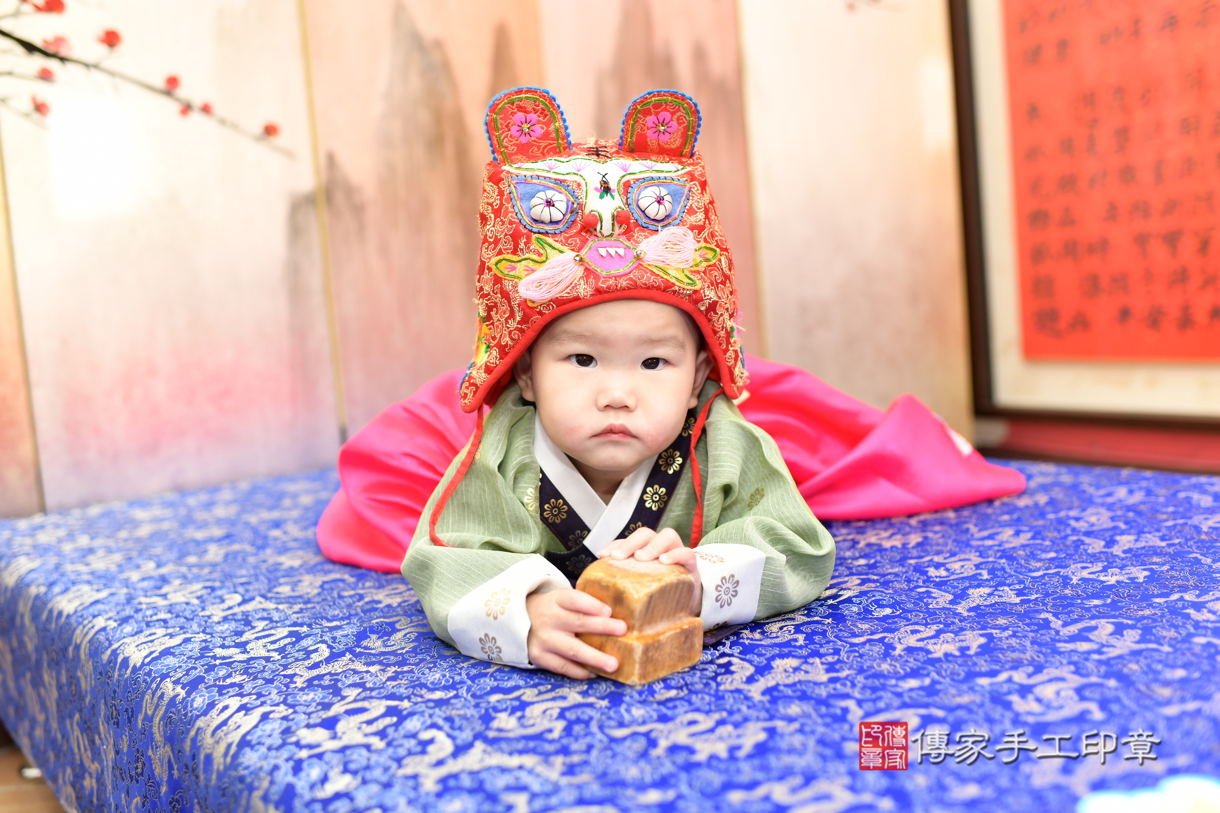 彤彤寶寶收涎，小孩古裝禮服照。地點：傳家「新北店」古禮會場，照片2