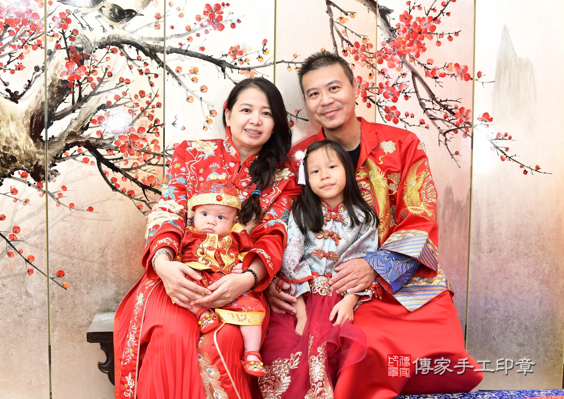 宸宸寶寶收涎，成人與小孩古裝禮服照。地點：傳家「新北店」古禮會場，照片4
