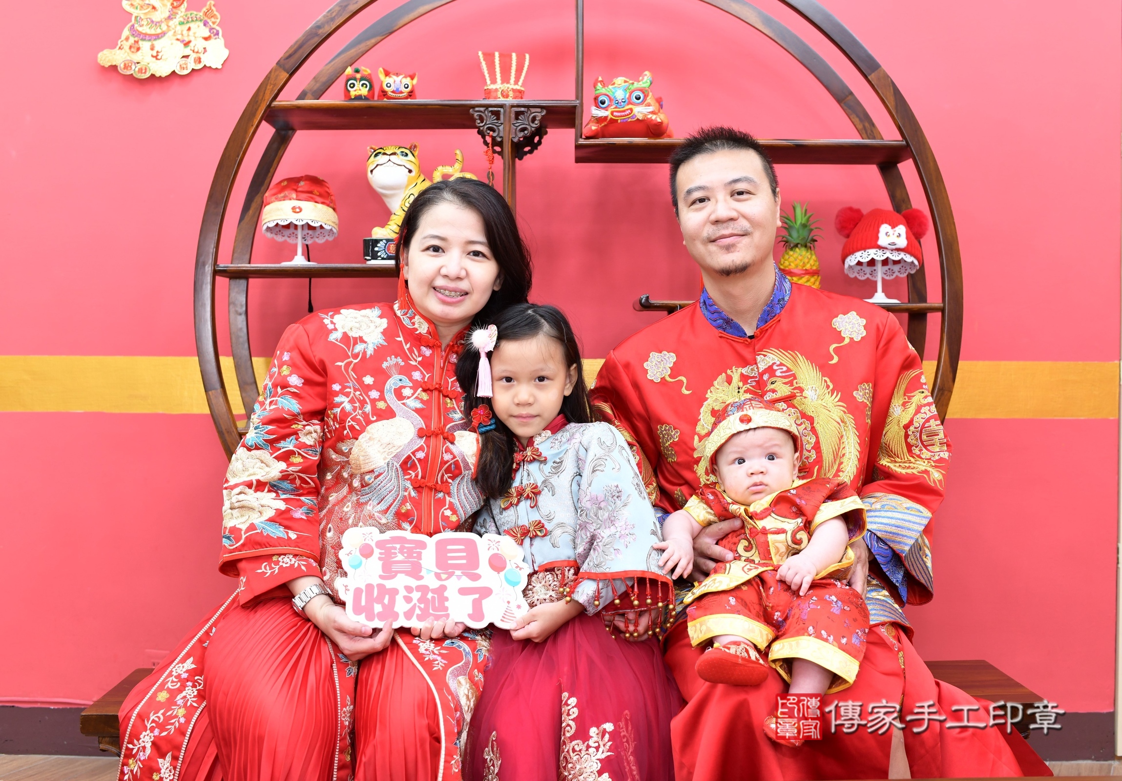 宸宸寶寶收涎，成人與小孩古裝禮服照。地點：傳家「新北店」古禮會場，照片1